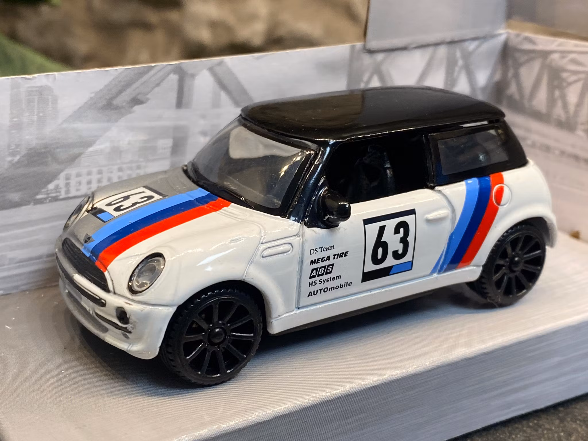 Skala 1/43 Mini Cooper #63 Från GT Racing - Motormax