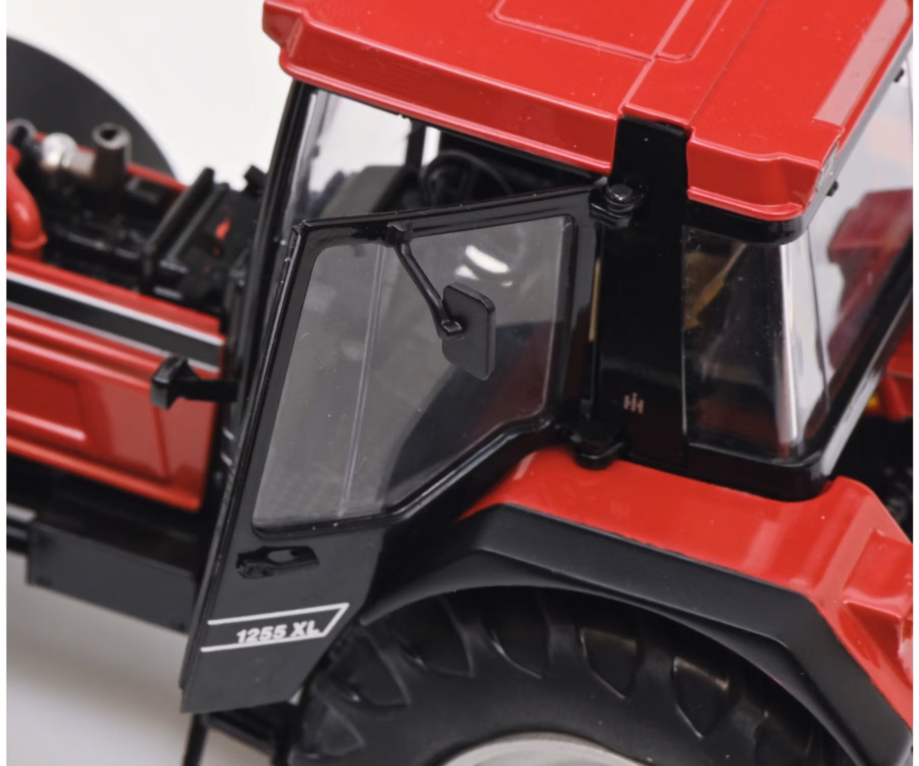 Skala 1/32 CASE International 1255 XL, Röd från Schuco