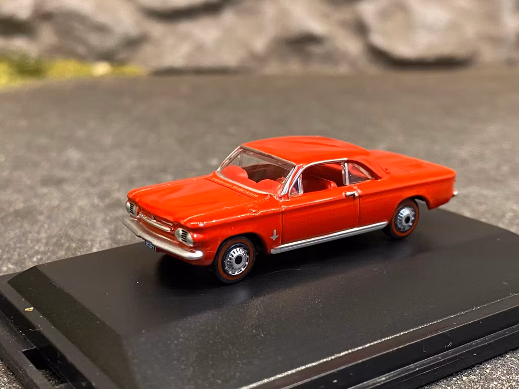 Skala 1/87 Chevrolet Corvair Coupe, Röd från Oxford