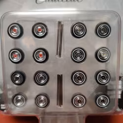 Skala 1/64 Cadillac 4 uppsättningar Fälg & Däck med axlar Ser.6 från Greenlight