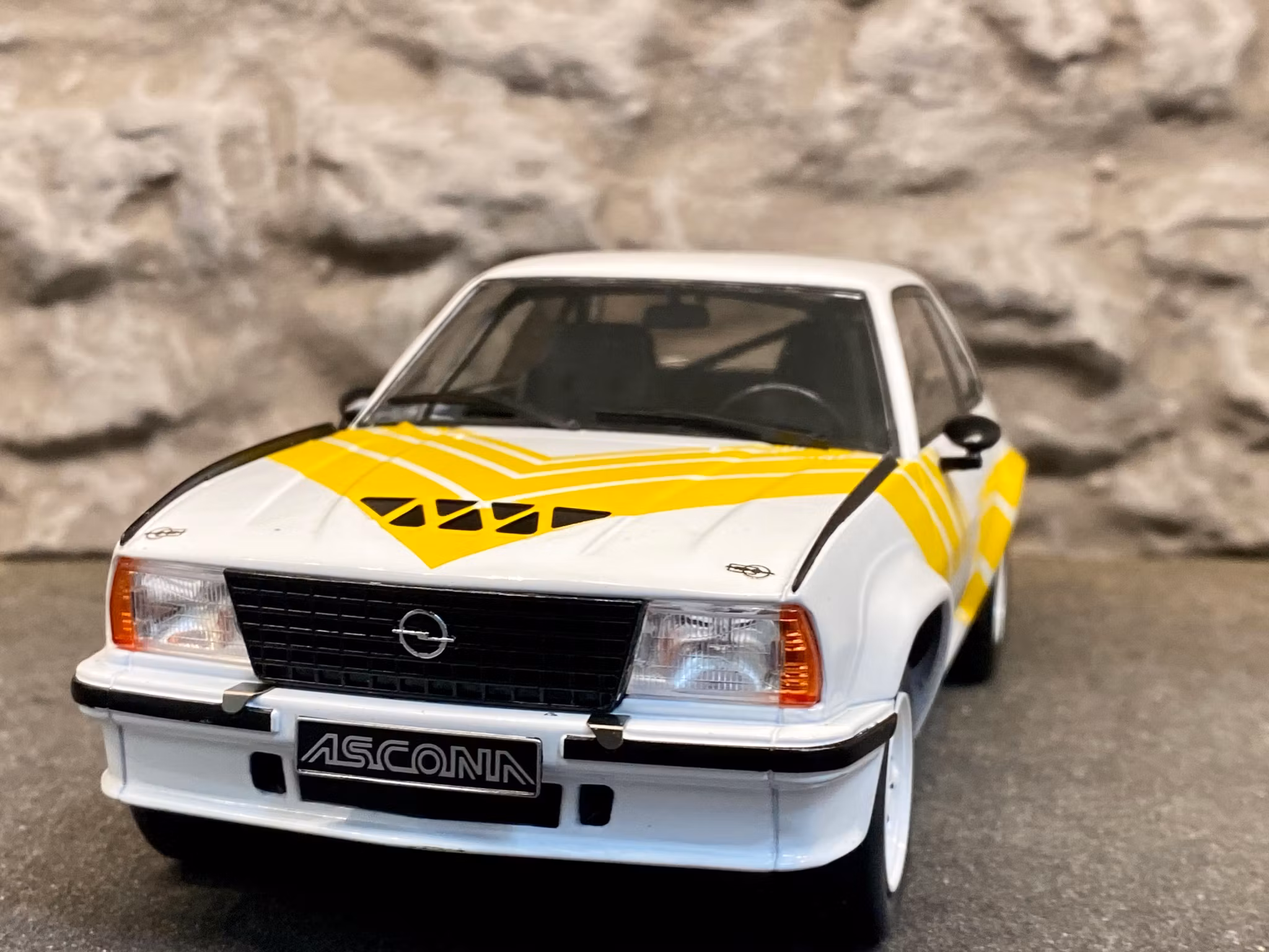 Skala 1/18 OPEL ASCONA B 400 - 1982', Vit/gul från IXO Models
