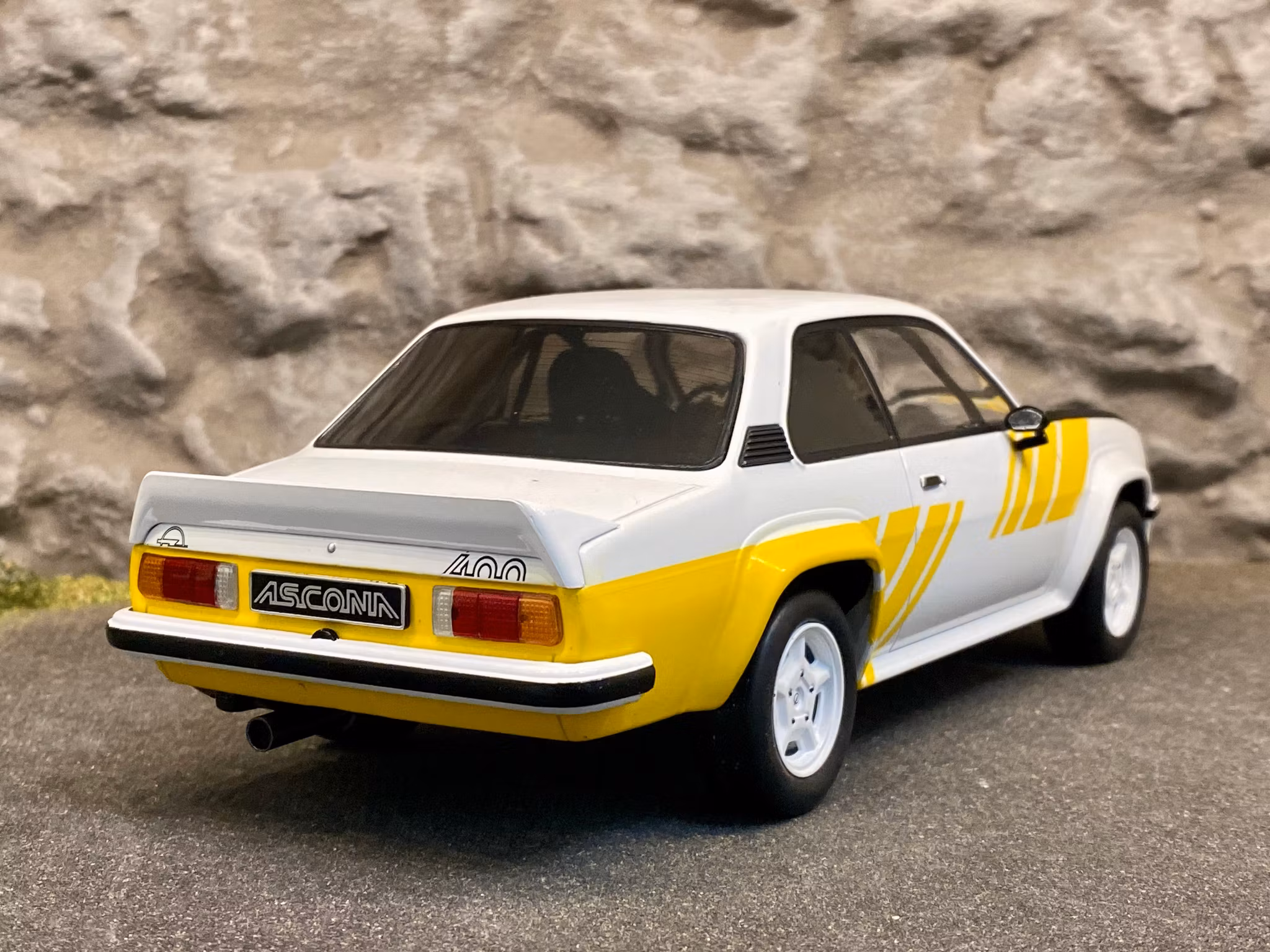 Skala 1/18 OPEL ASCONA B 400 - 1982', Vit/gul från IXO Models