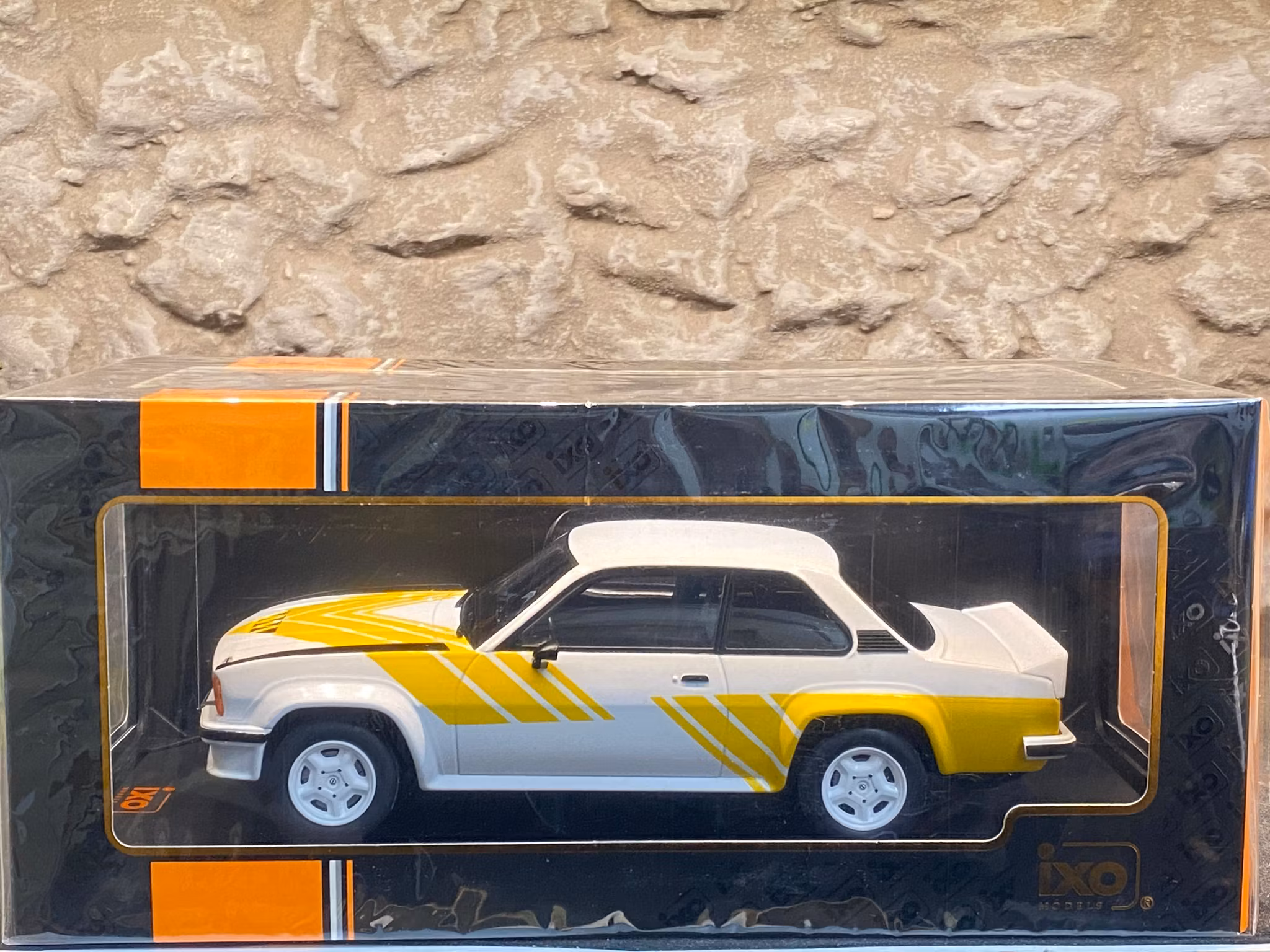 Skala 1/18 OPEL ASCONA B 400 - 1982', Vit/gul från IXO Models