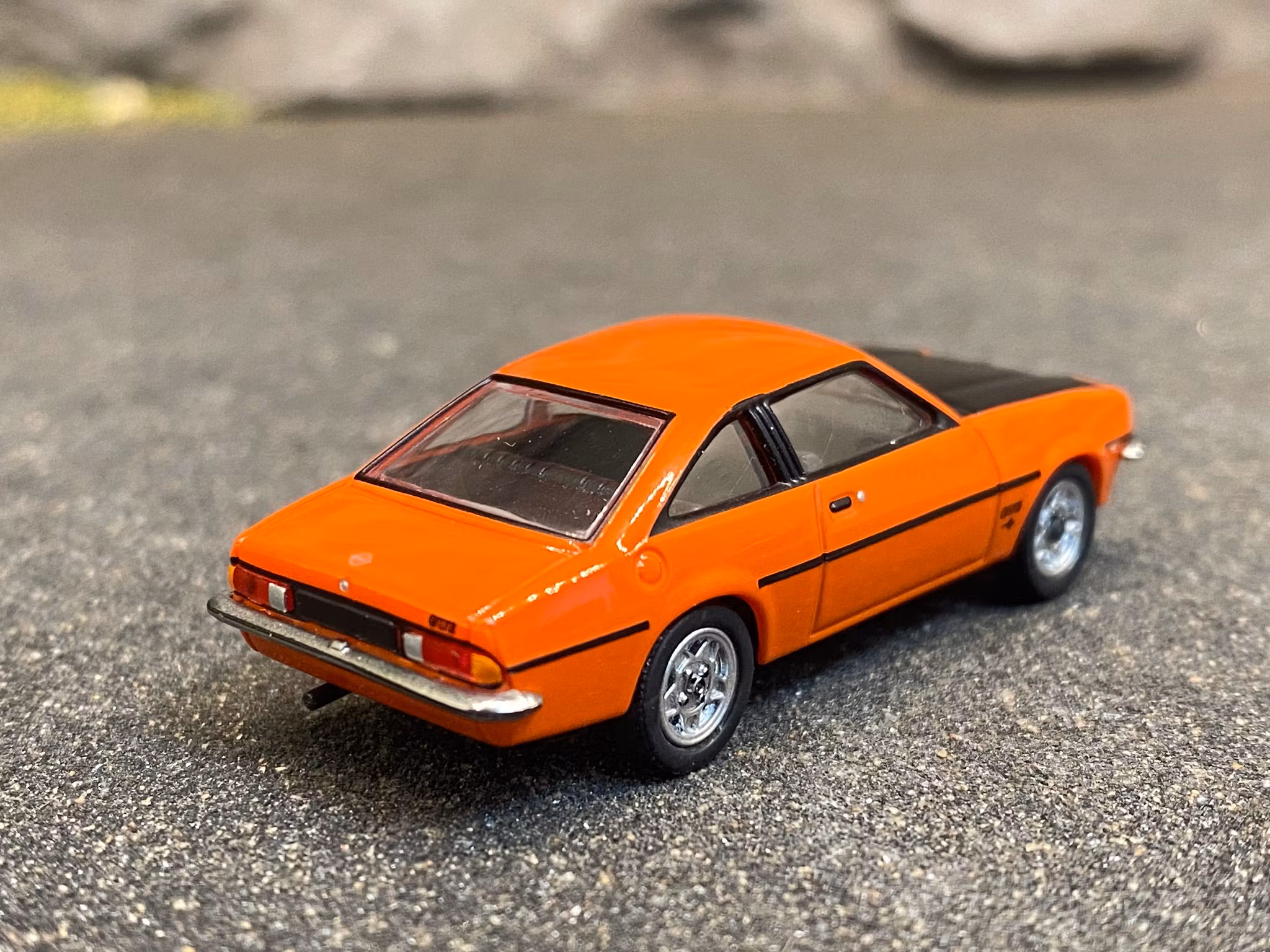 Skala 1/87 Opel Manta B, Orange m svart huv från Herpa