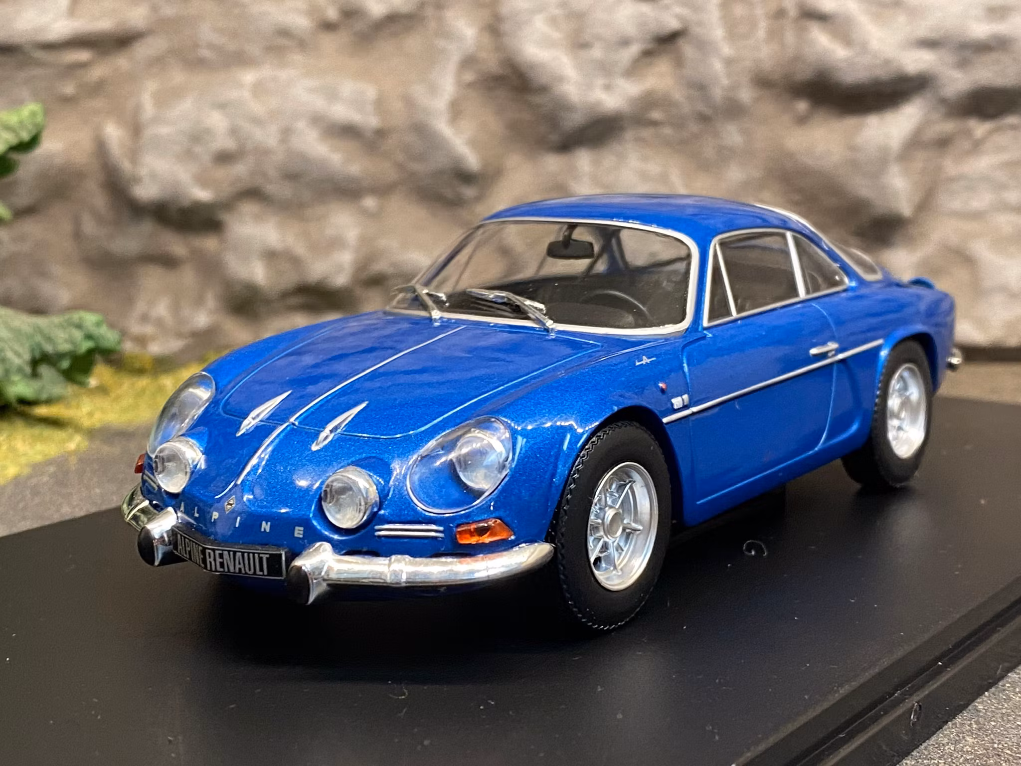 Skala 1/24 Alpine Renault A110 1300, Blå metallic från WhiteBox