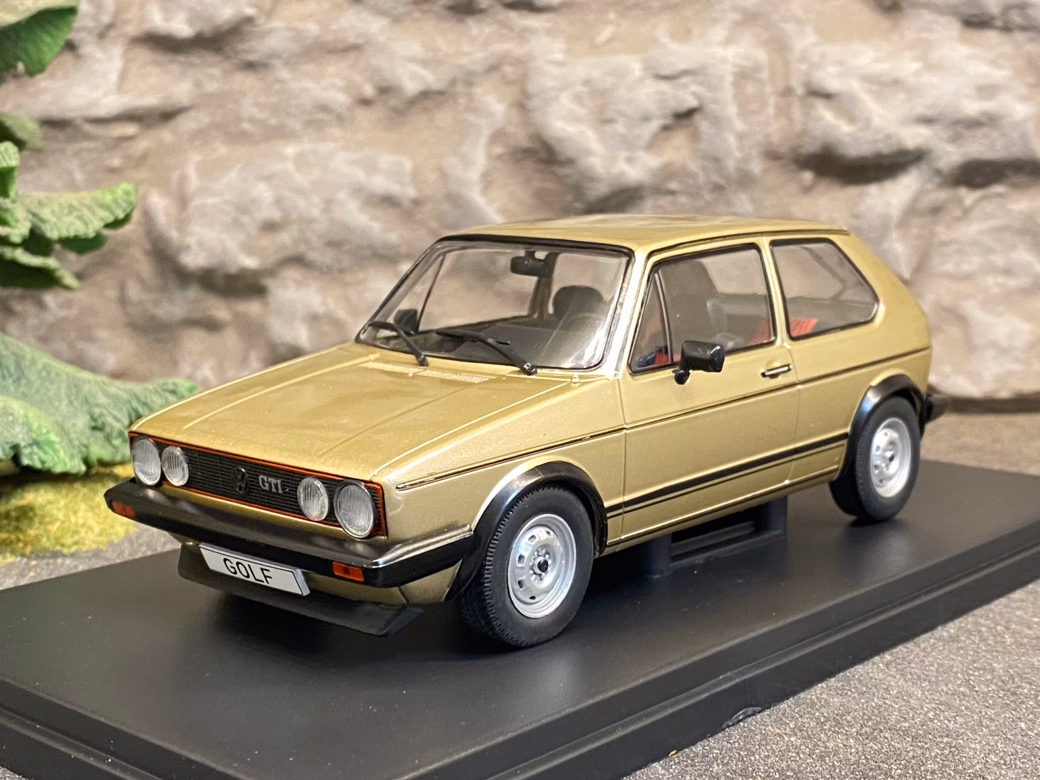 Skala 1/24 Volkswagen Golf GTI MKI , Champagnefärgad från WhiteBox