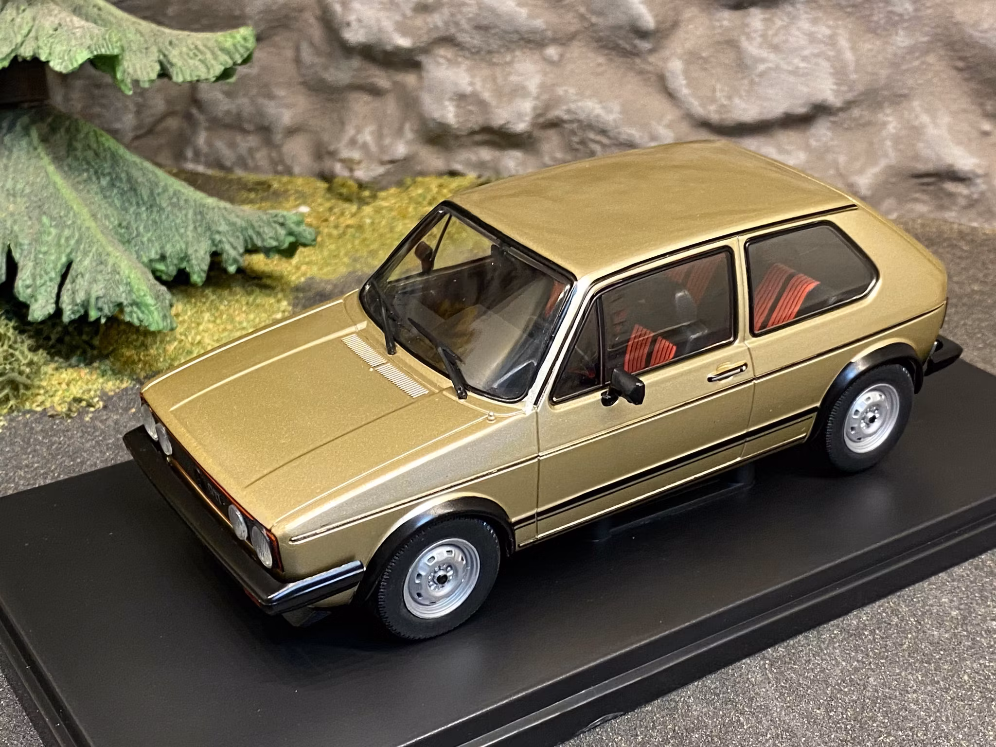 Skala 1/24 Volkswagen Golf GTI MKI , Champagnefärgad från WhiteBox