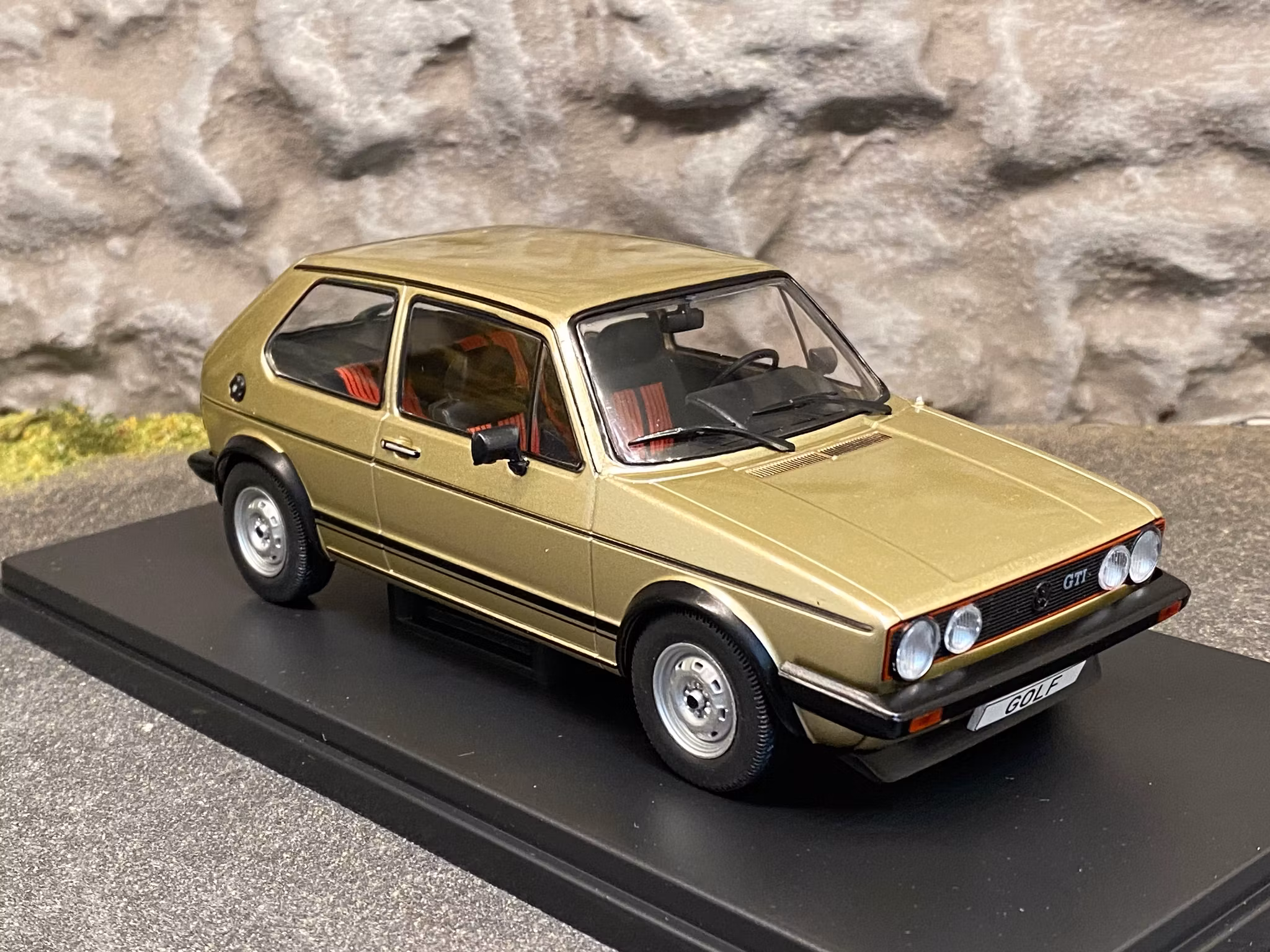 Skala 1/24 Volkswagen Golf GTI MKI , Champagnefärgad från WhiteBox