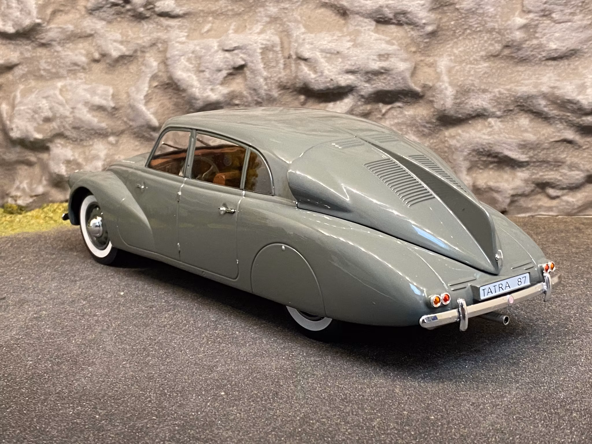 Skala 1/18 Tatra 87, Grå från MCG