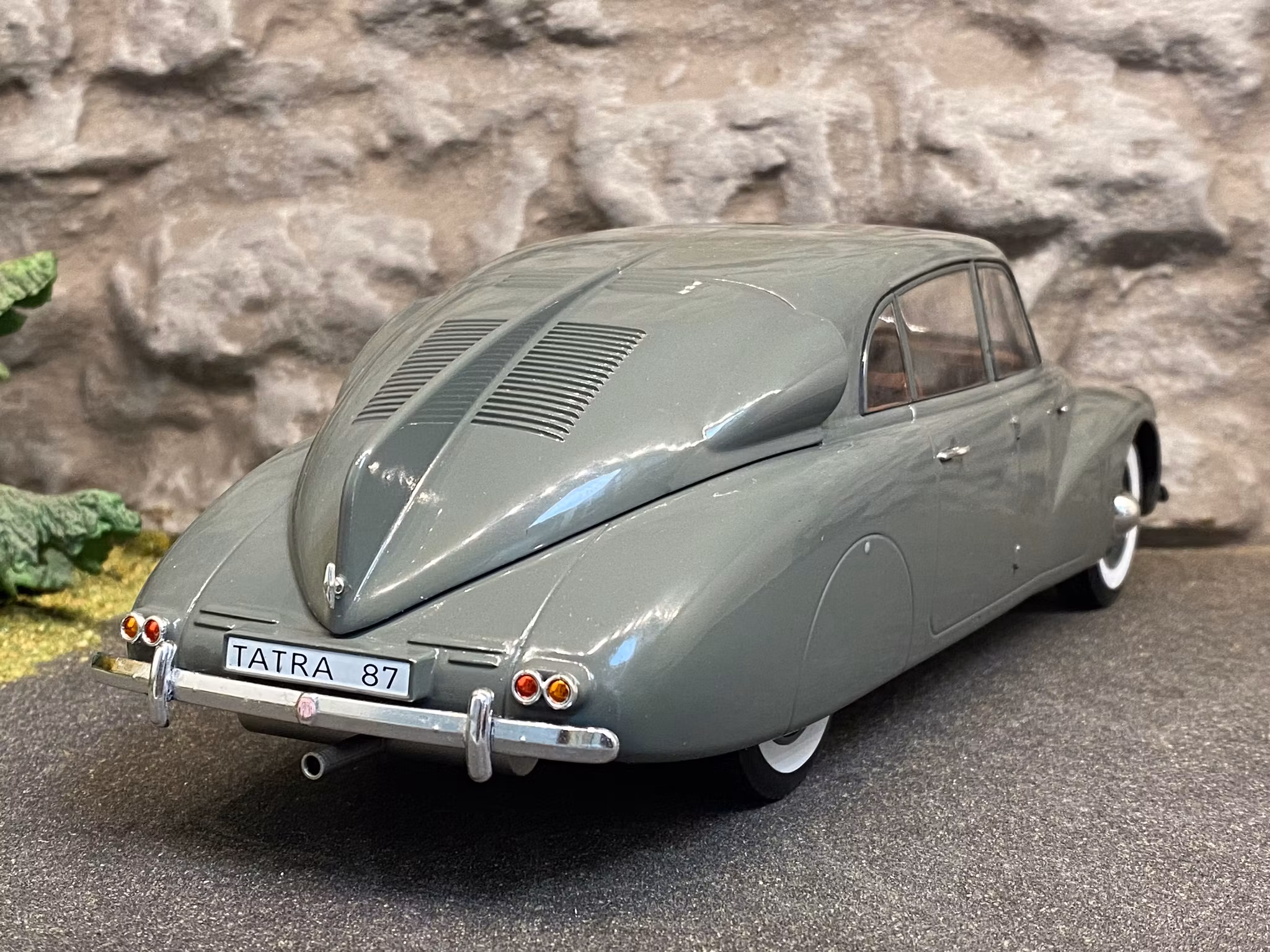 Skala 1/18 Tatra 87, Grå från MCG