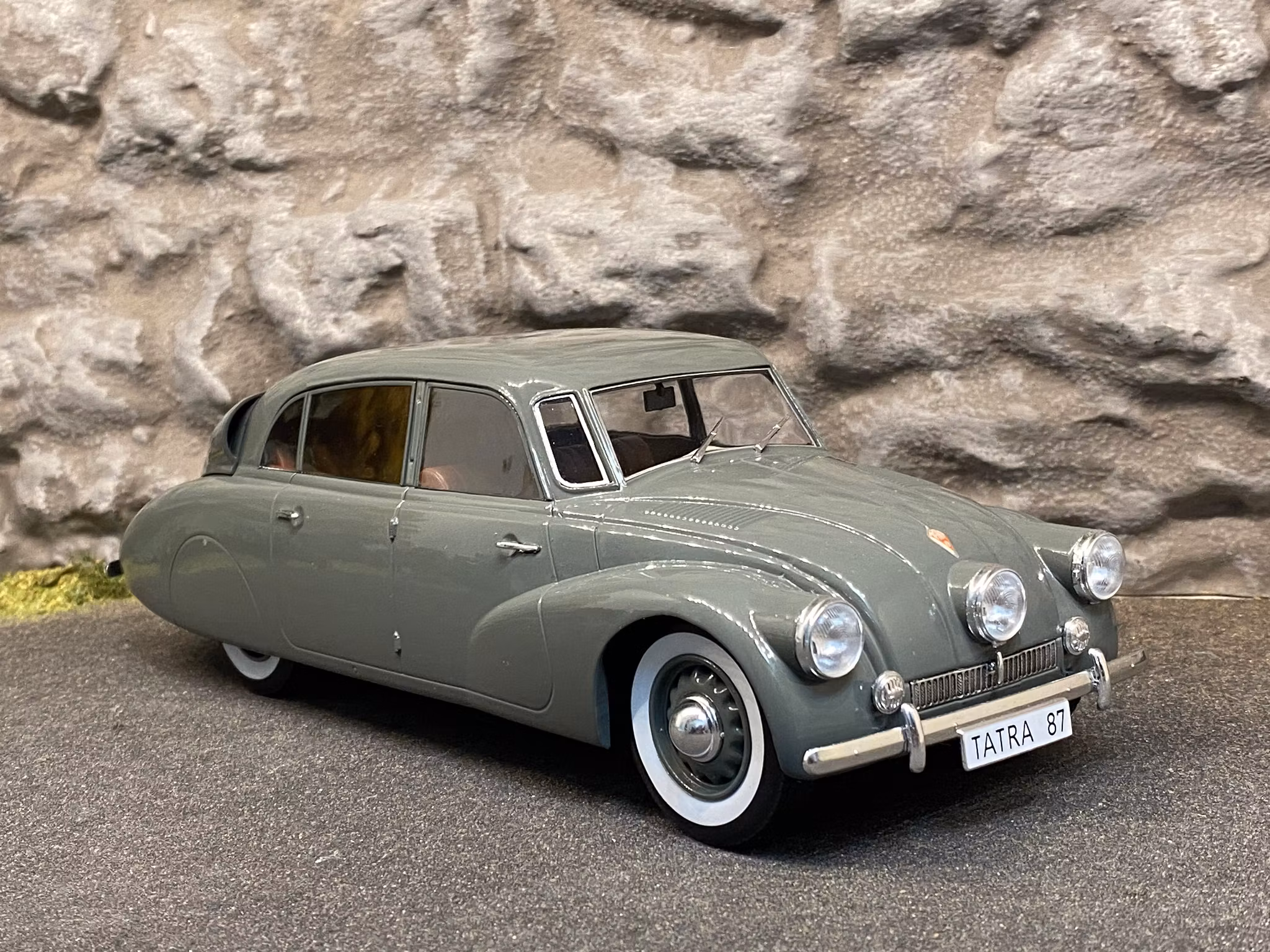 Skala 1/18 Tatra 87, Grå från MCG