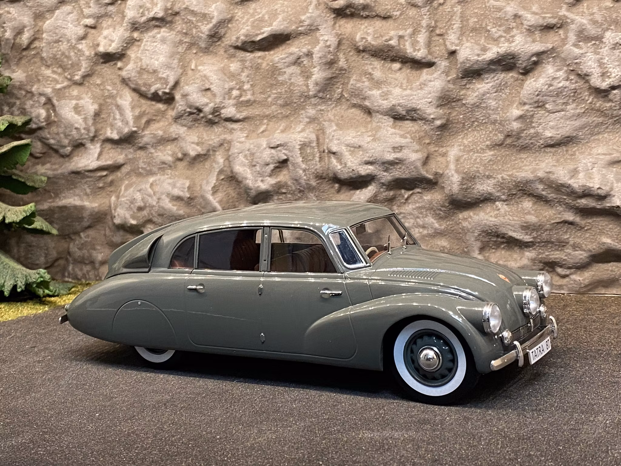 Skala 1/18 Tatra 87, Grå från MCG