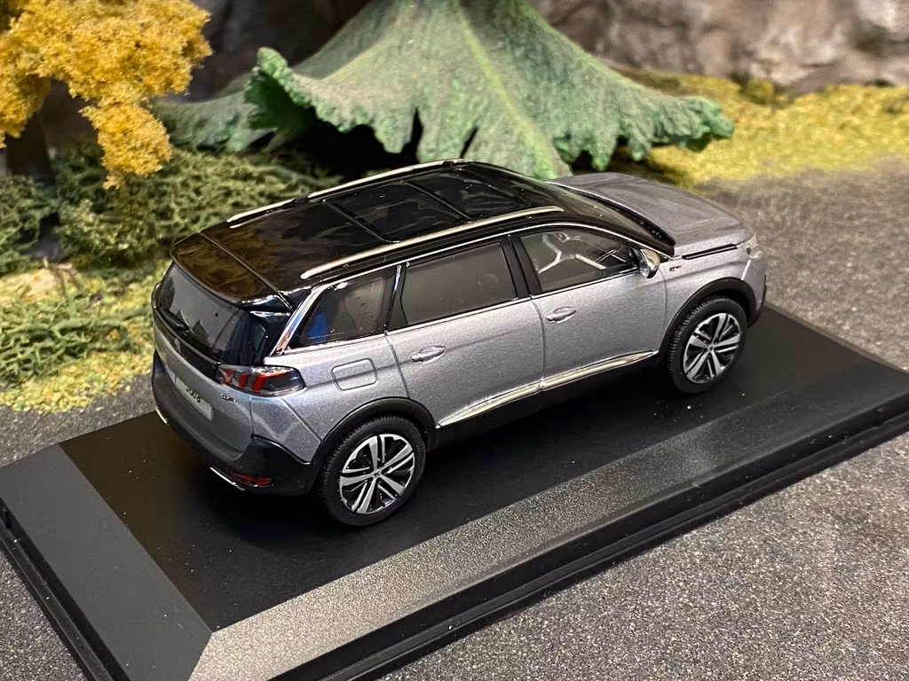 Skala 1/43: Peugeot 5008 GT 2016', Artense grå tillverkad av Norev
