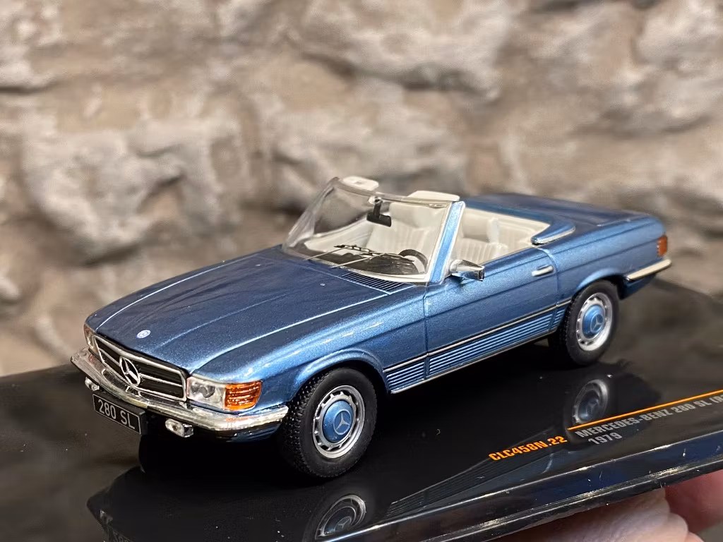 Skala 1/43 Mercedes-Benz 280SL (R107) 1979, Ljusblå metallic fr IXO Models