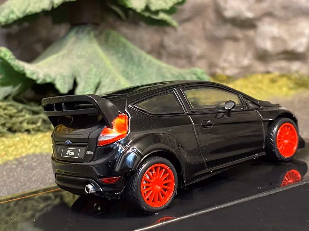 Skala 1/43 Ford Fiesta Custom 2011 fr IXO Models