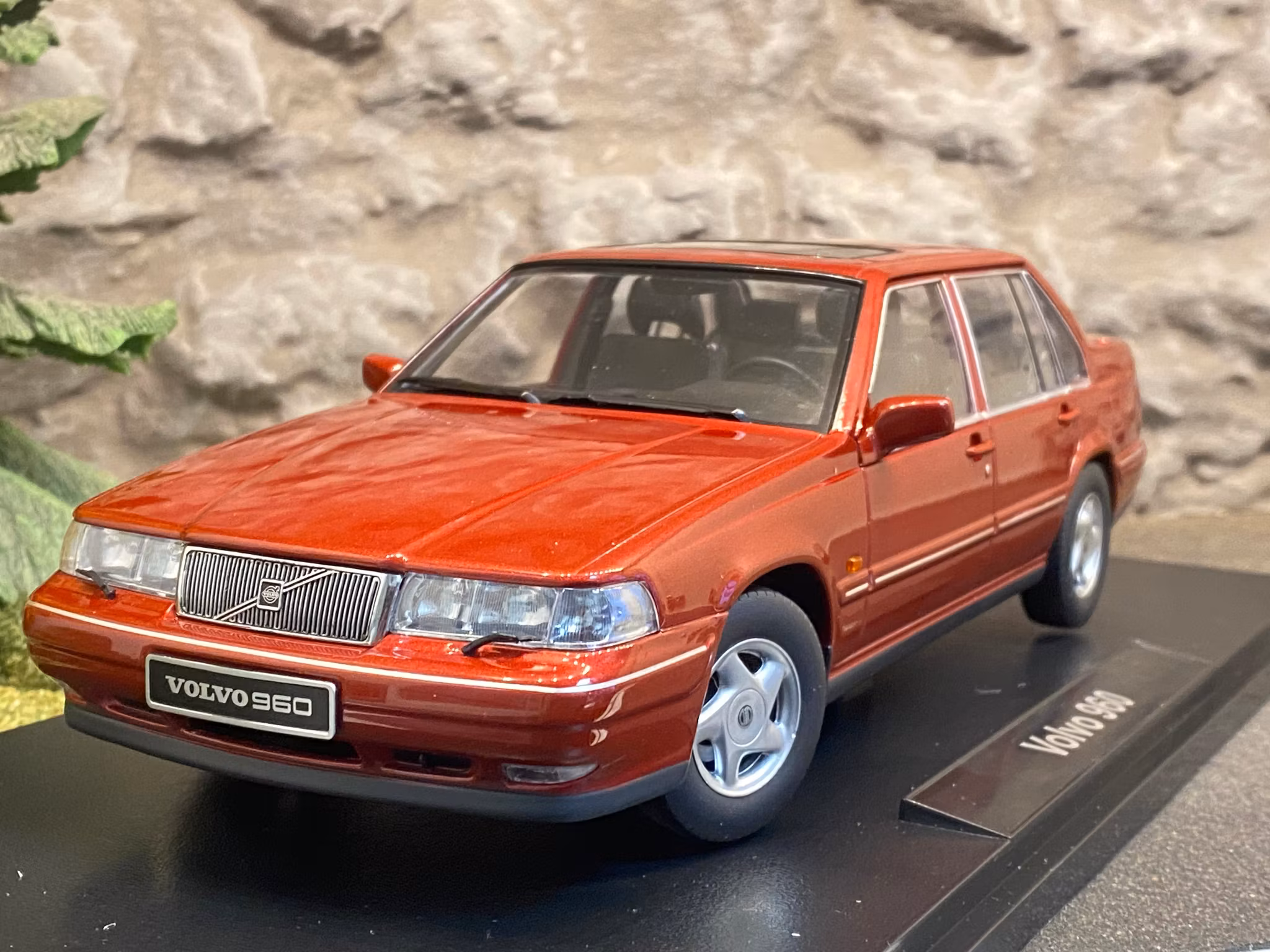 Skala 1/18 Volvo 960, Regent Red Pearl från Triple9 Collection