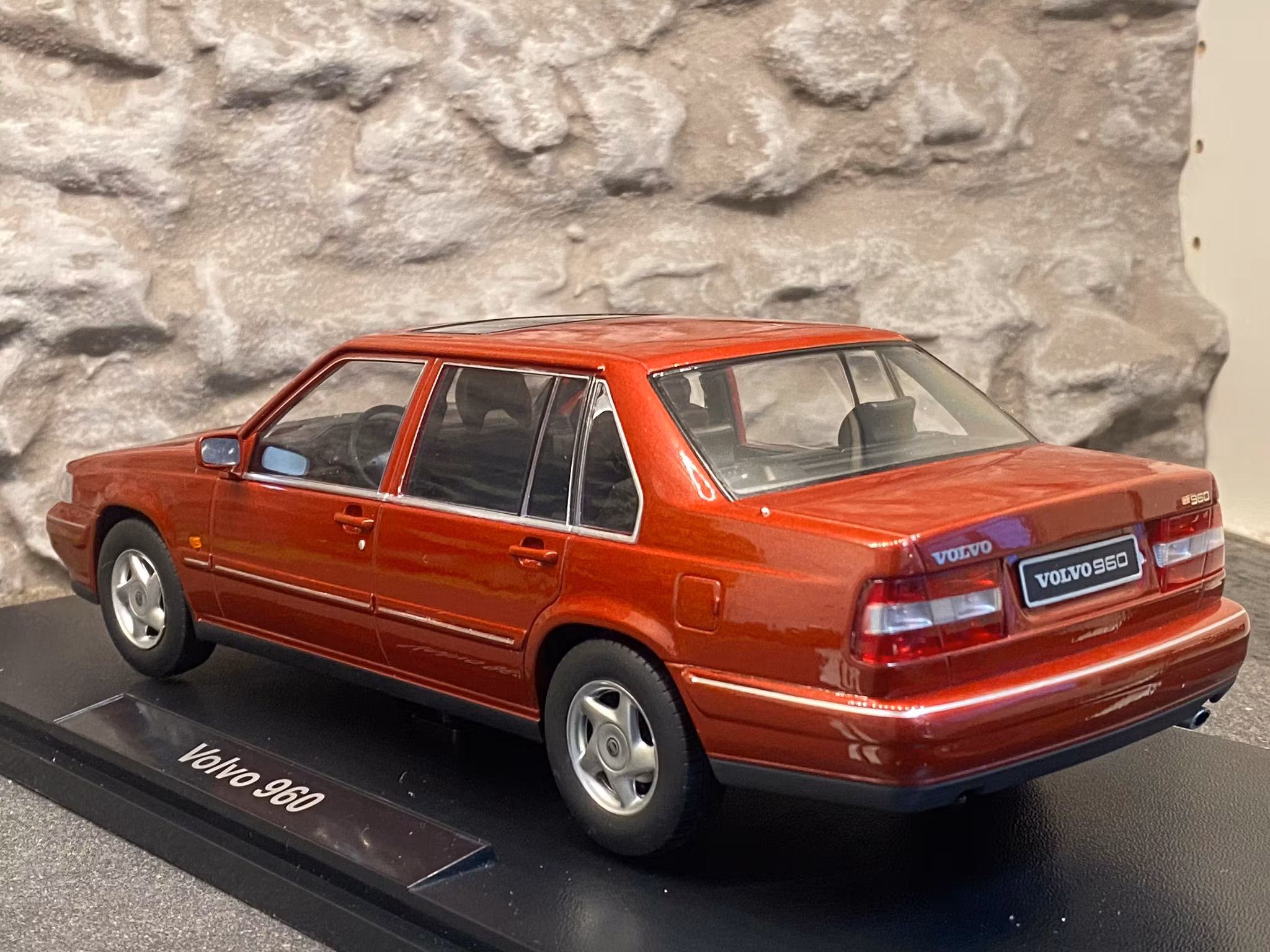 Skala 1/18 Volvo 960, Regent Red Pearl från Triple9 Collection