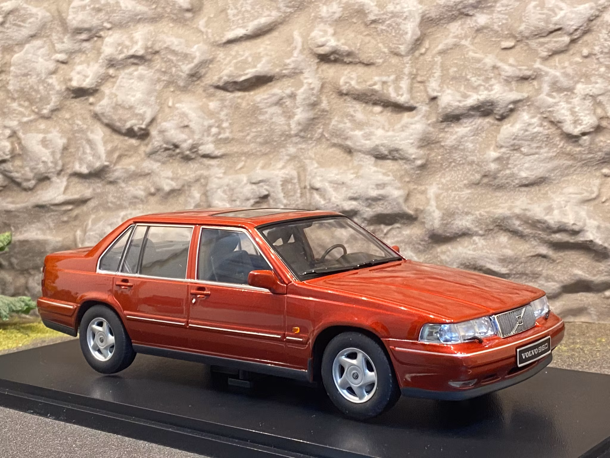 Skala 1/18 Volvo 960, Regent Red Pearl från Triple9 Collection
