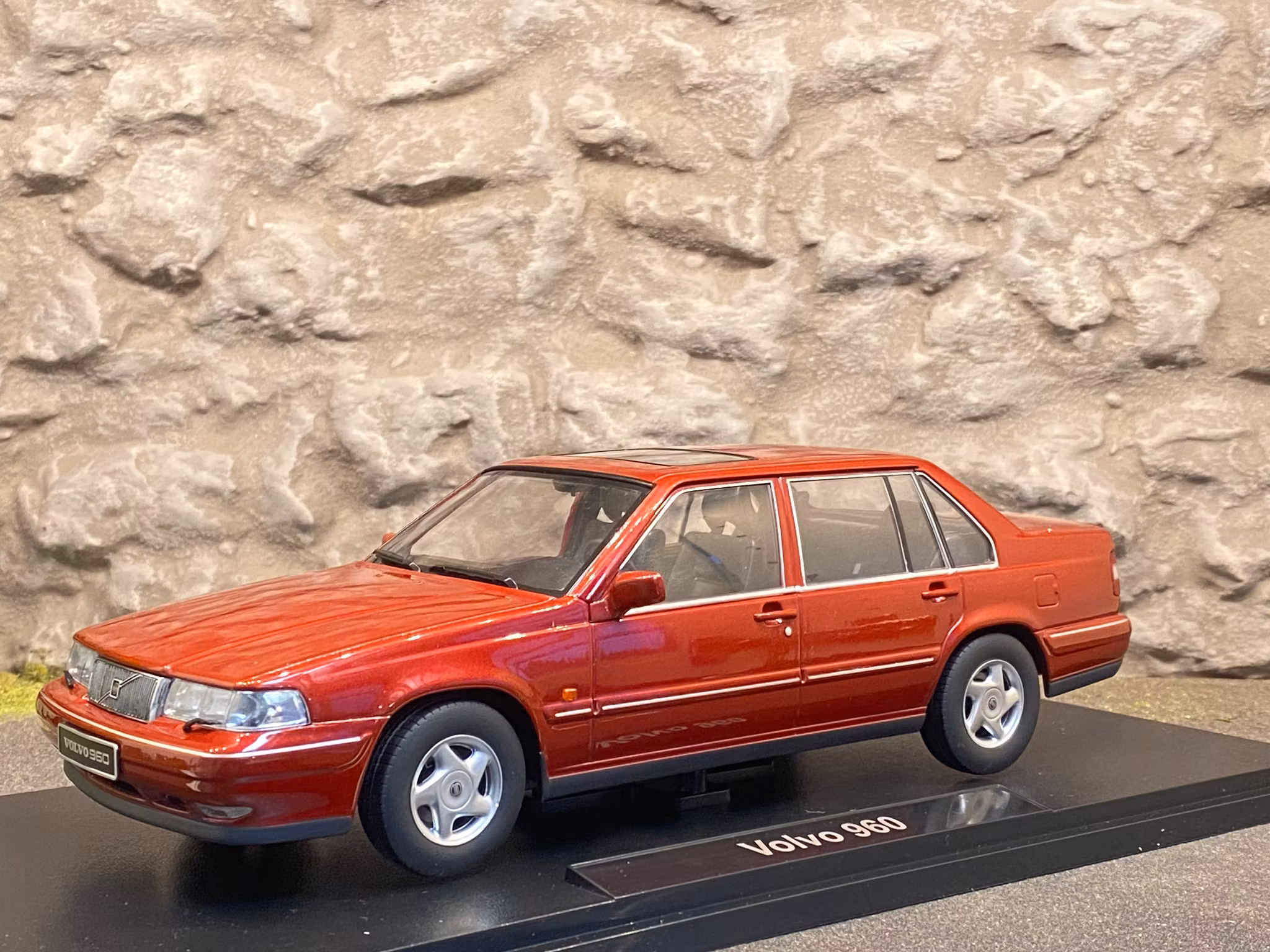 Skala 1/18 Volvo 960, Regent Red Pearl från Triple9 Collection