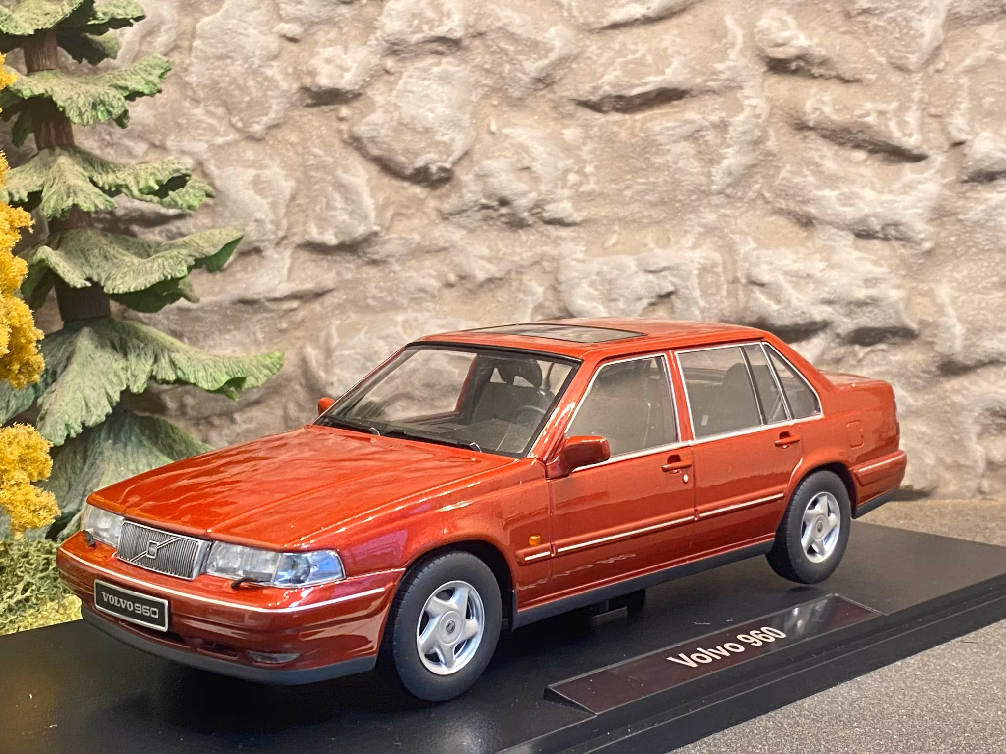 Skala 1/18 Volvo 960, Regent Red Pearl från Triple9 Collection