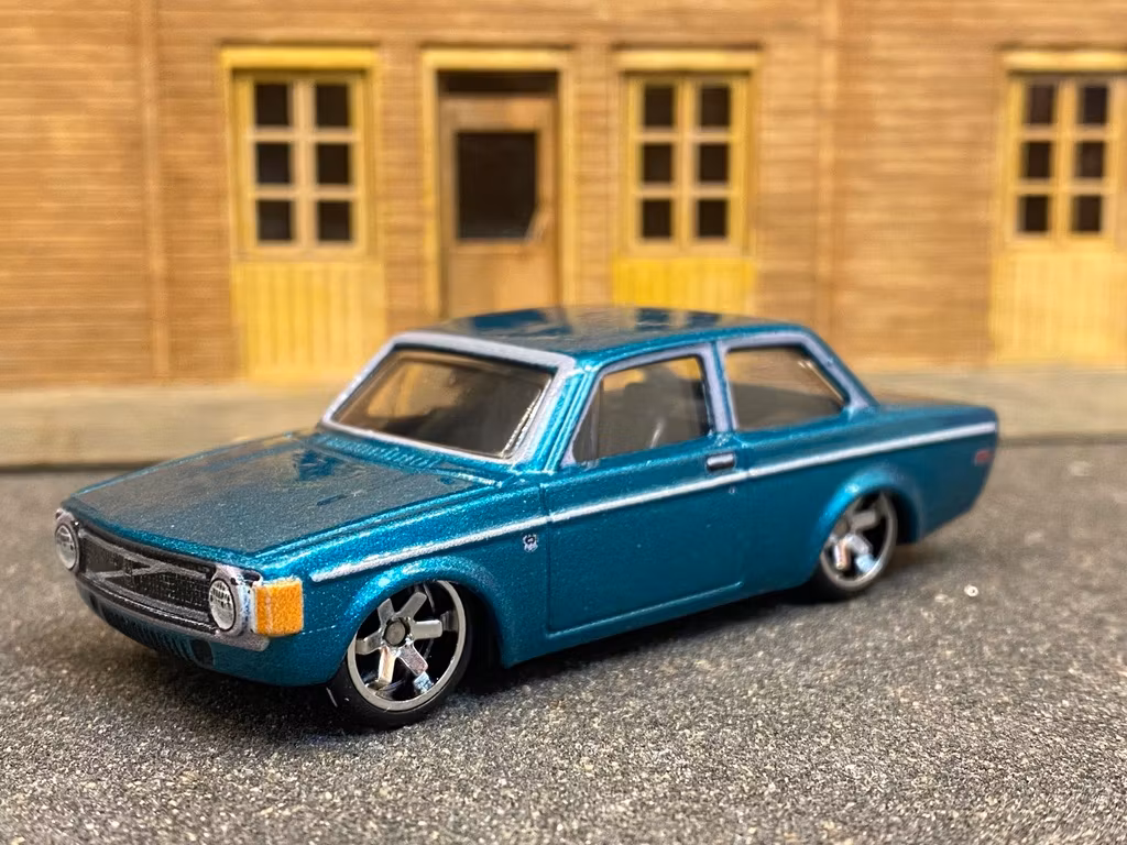 Skala 1/64 Hot Wheels Premium, Auto Strasse, VOLVO 142 GL 73' (140)