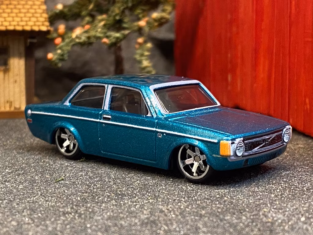 Skala 1/64 Hot Wheels Premium, Auto Strasse, VOLVO 142 GL 73' (140)