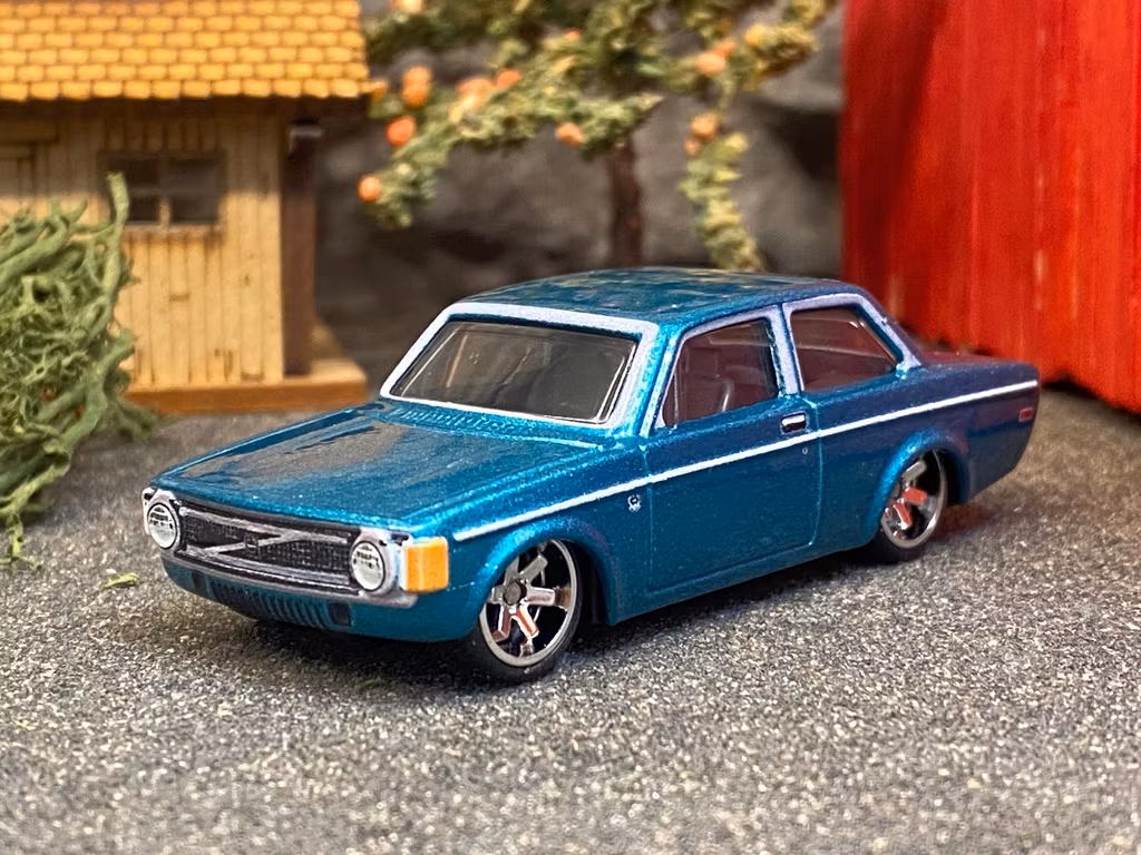 Skala 1/64 Hot Wheels Premium, Auto Strasse, VOLVO 142 GL 73' (140)