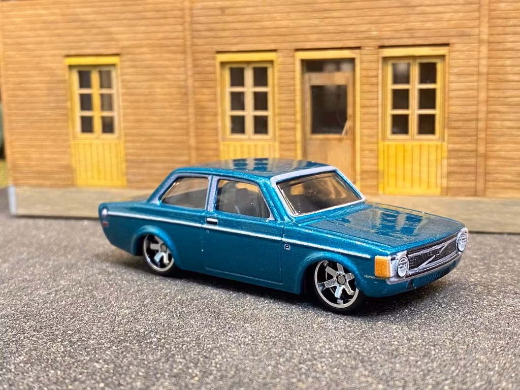 Skala 1/64 Hot Wheels Premium, Auto Strasse, VOLVO 142 GL 73' (140)
