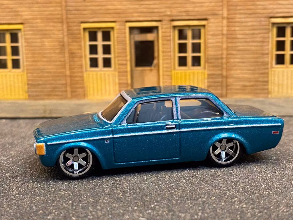 Skala 1/64 Hot Wheels Premium, Auto Strasse, VOLVO 142 GL 73' (140)