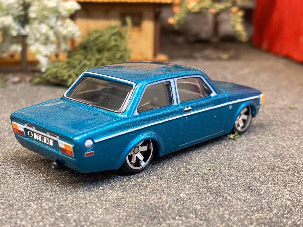 Skala 1/64 Hot Wheels Premium, Auto Strasse, VOLVO 142 GL 73' (140)