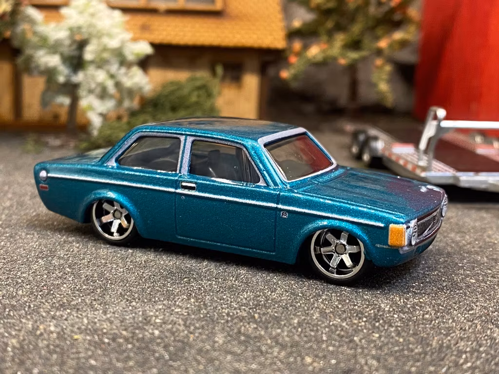 Skala 1/64 Hot Wheels Premium, Auto Strasse, VOLVO 142 GL 73' (140)