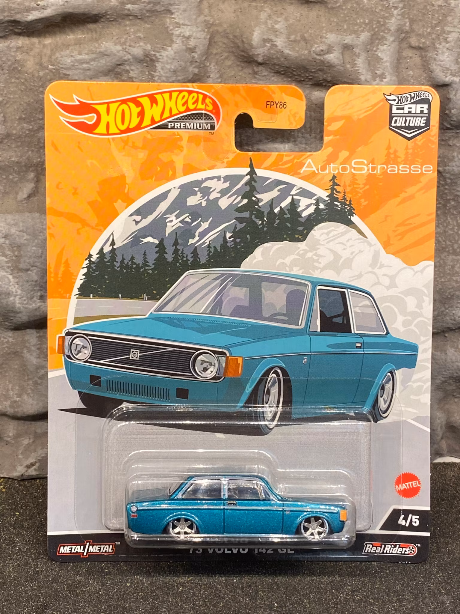 Skala 1/64 Hot Wheels Premium, Auto Strasse, VOLVO 142 GL 73' (140)