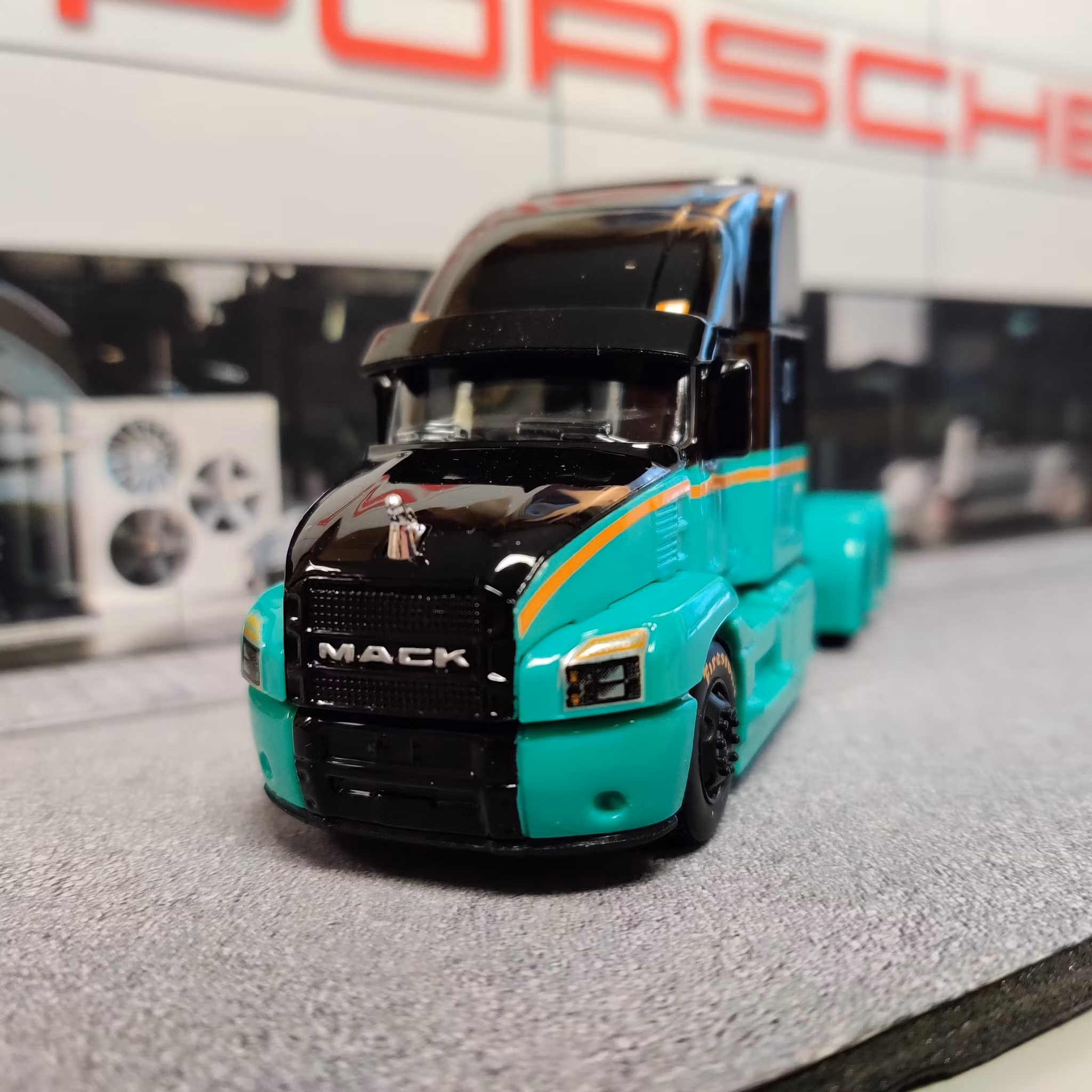 Skala 1/64 Mack Anthem från Maisto Design