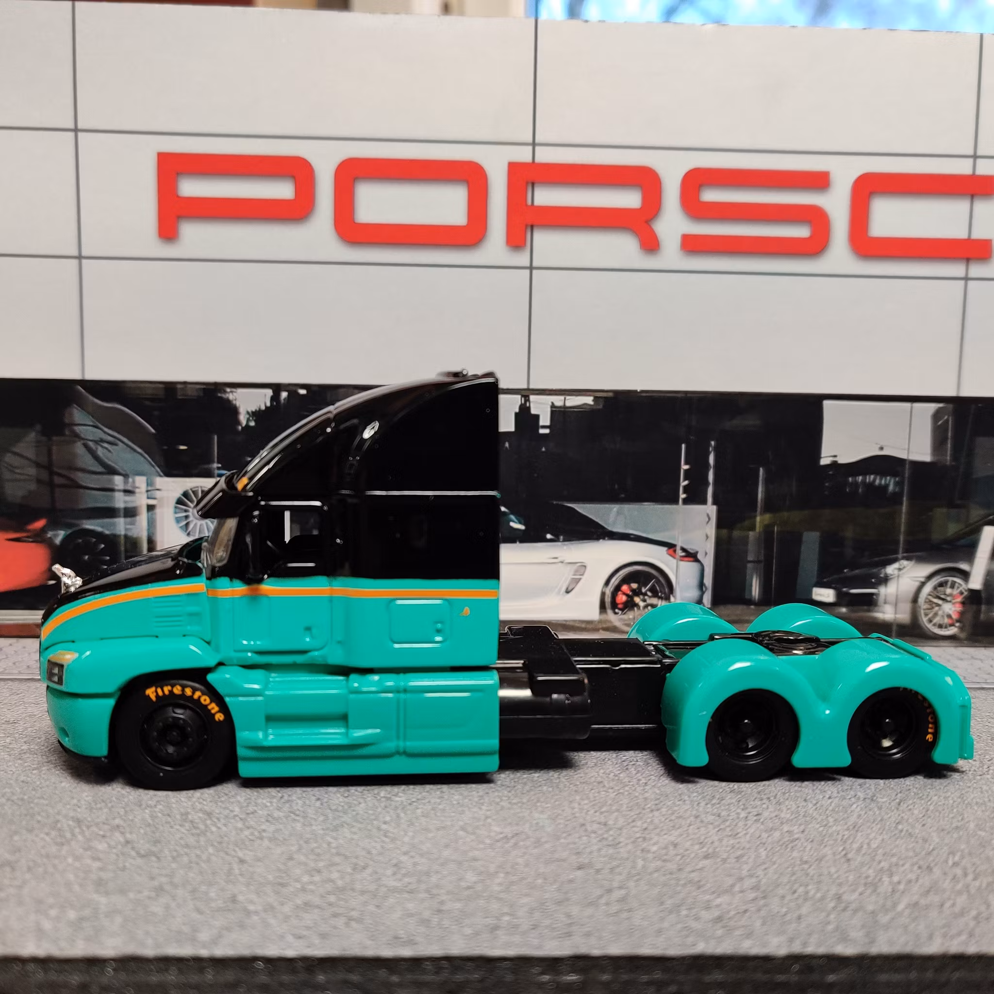 Skala 1/64 Mack Anthem från Maisto Design