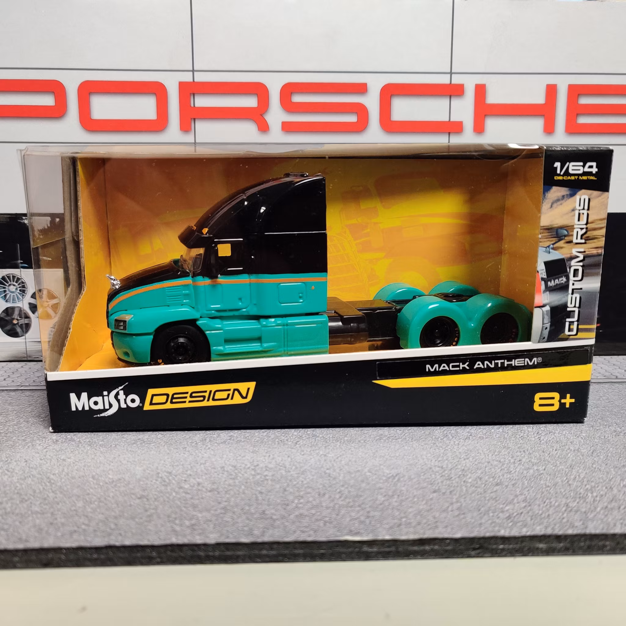 Skala 1/64 Mack Anthem från Maisto Design