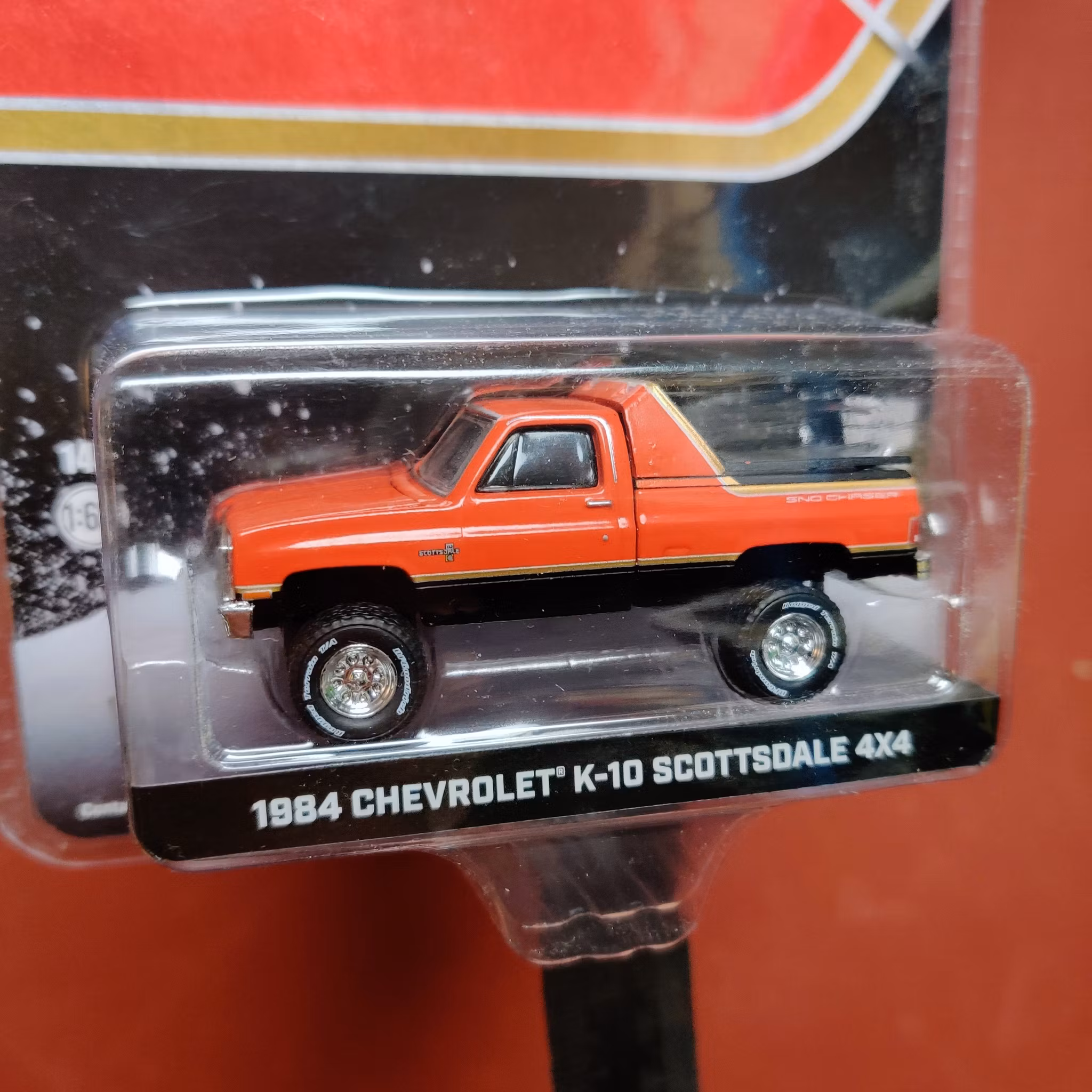 Skala 1/64 Chevrolet K-10 Scottsdale 84' "SNO CHASER" från Greenlight Excl.