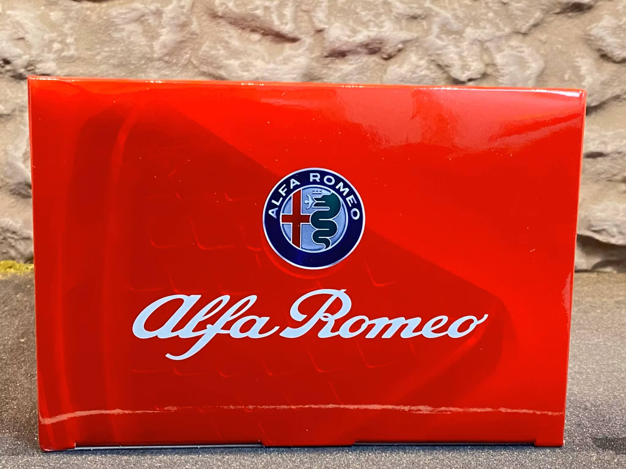 Skala 1/18 ALFA ROMEO GIULIA GTA M – Racing #99, Röd/vit m bur från Bburago