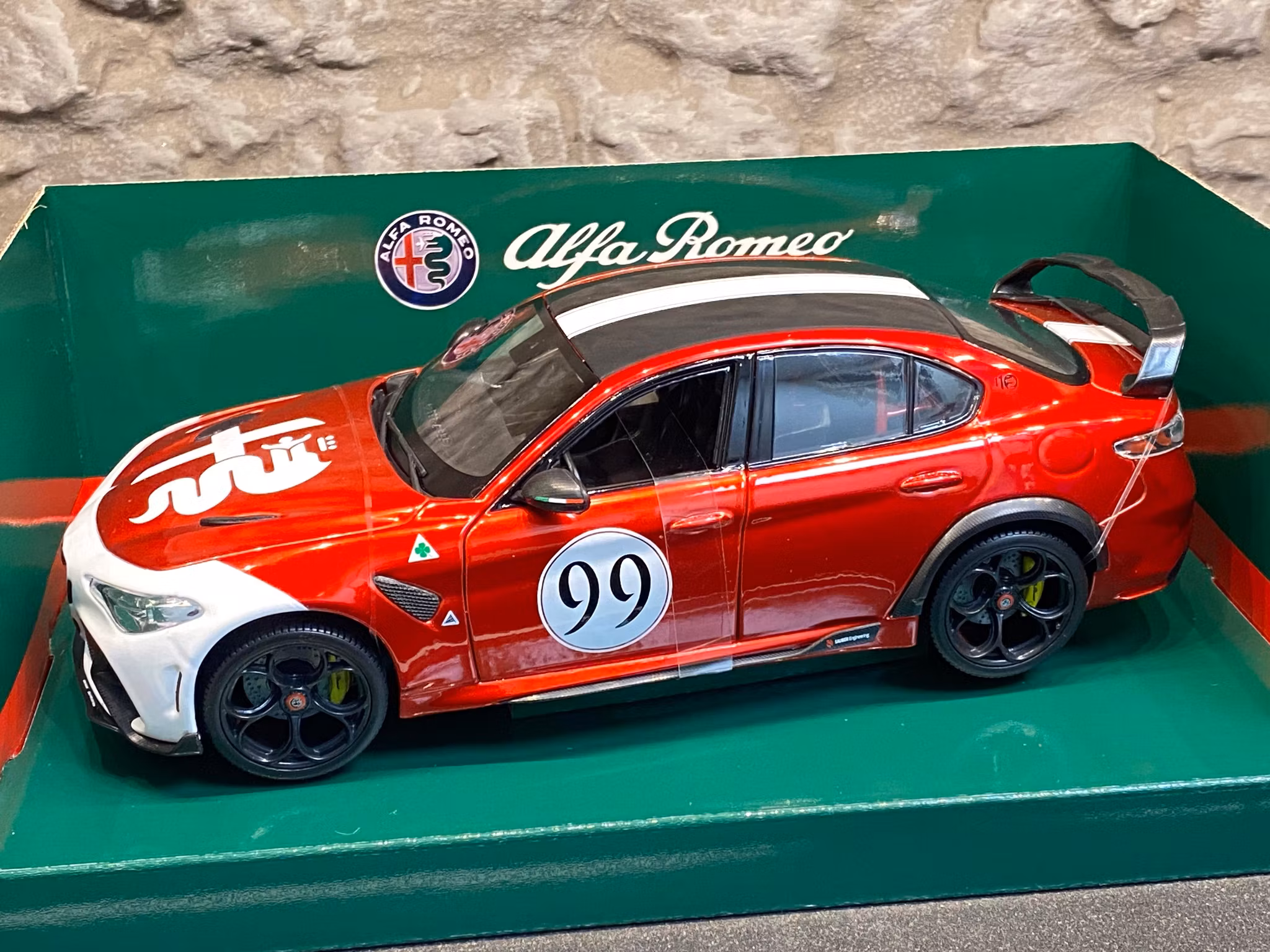 Skala 1/18 ALFA ROMEO GIULIA GTA M – Racing #99, Röd/vit m bur från Bburago