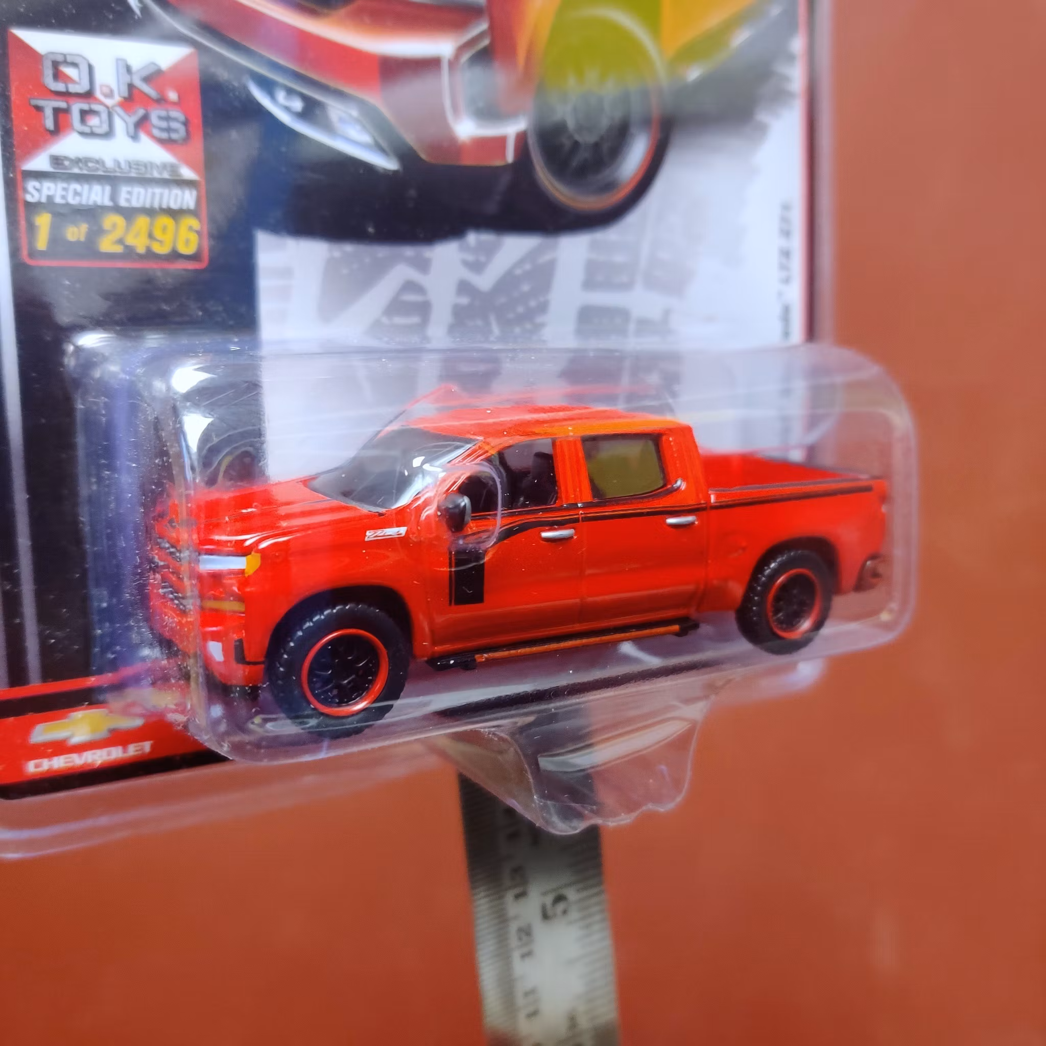 Skala 1/64 Chevy Silverado LTZ Z71 19' röd svart stripe från AUTO WORLD