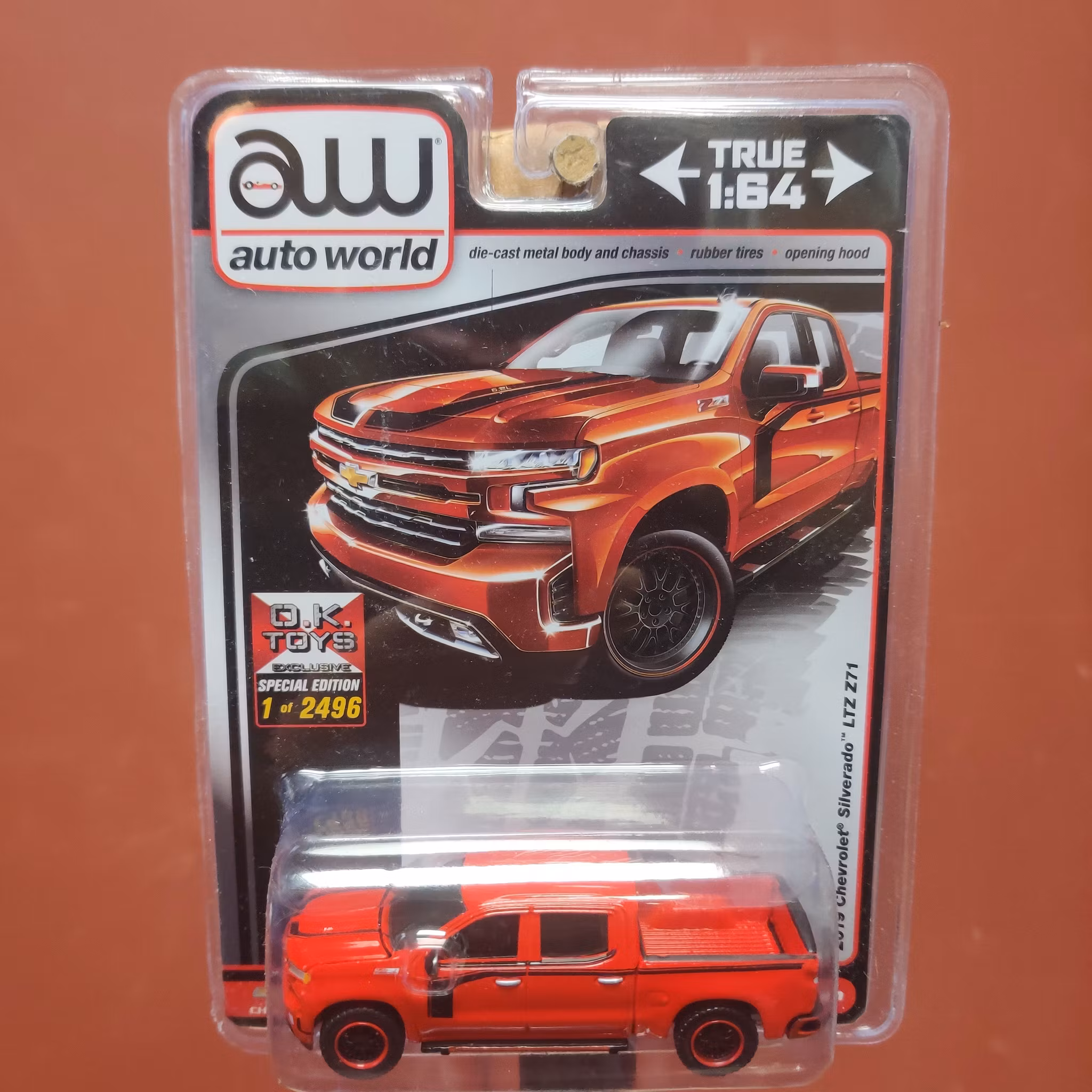Skala 1/64 Chevy Silverado LTZ Z71 19' röd svart stripe från AUTO WORLD