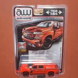 Skala 1/64 Chevy Silverado LTZ Z71 19' röd svart stripe från AUTO WORLD