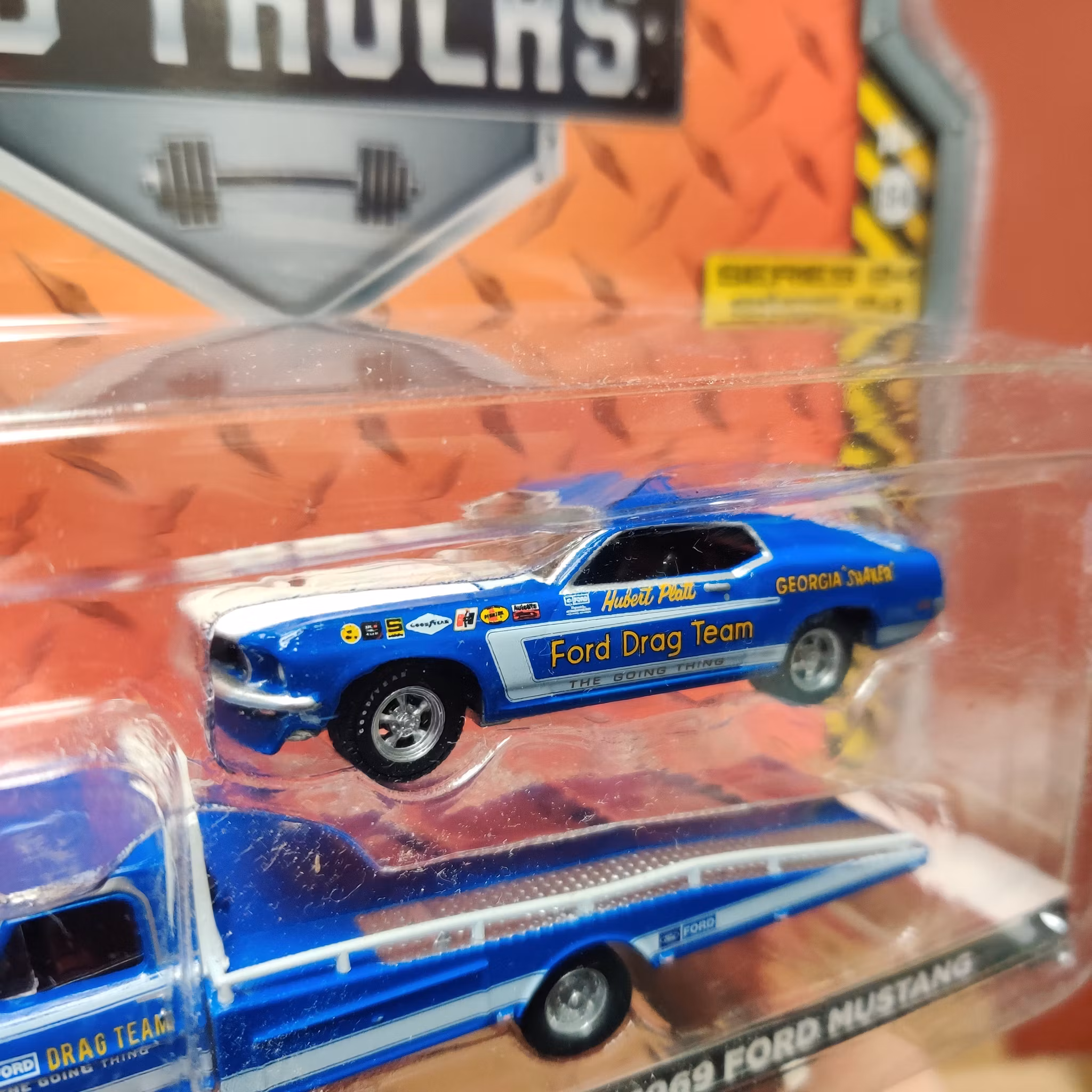 Skala 1/64 69' Ford F-350 Ramp Truck & 69' Ford Mustang "H.D Trucks"  fr GreenLight