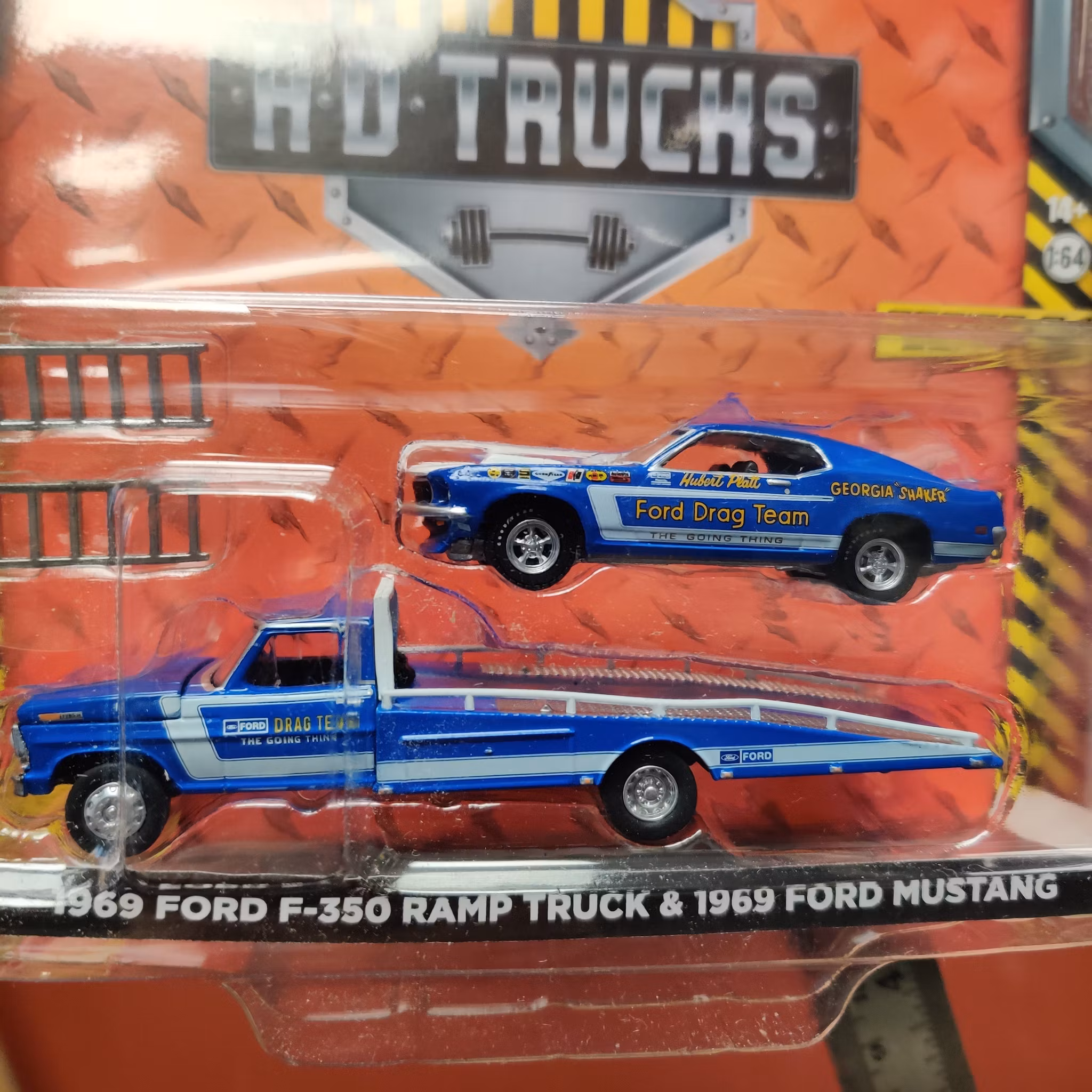 Skala 1/64 69' Ford F-350 Ramp Truck & 69' Ford Mustang "H.D Trucks"  fr GreenLight