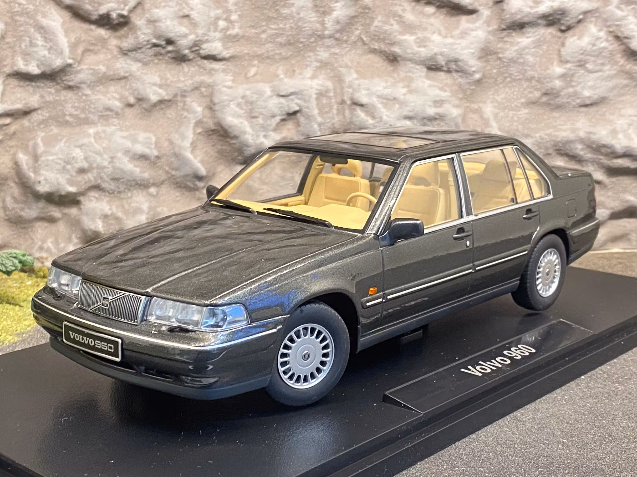Skala 1/18 Volvo 960 Dark Grey Metallic från Triple9 Collection