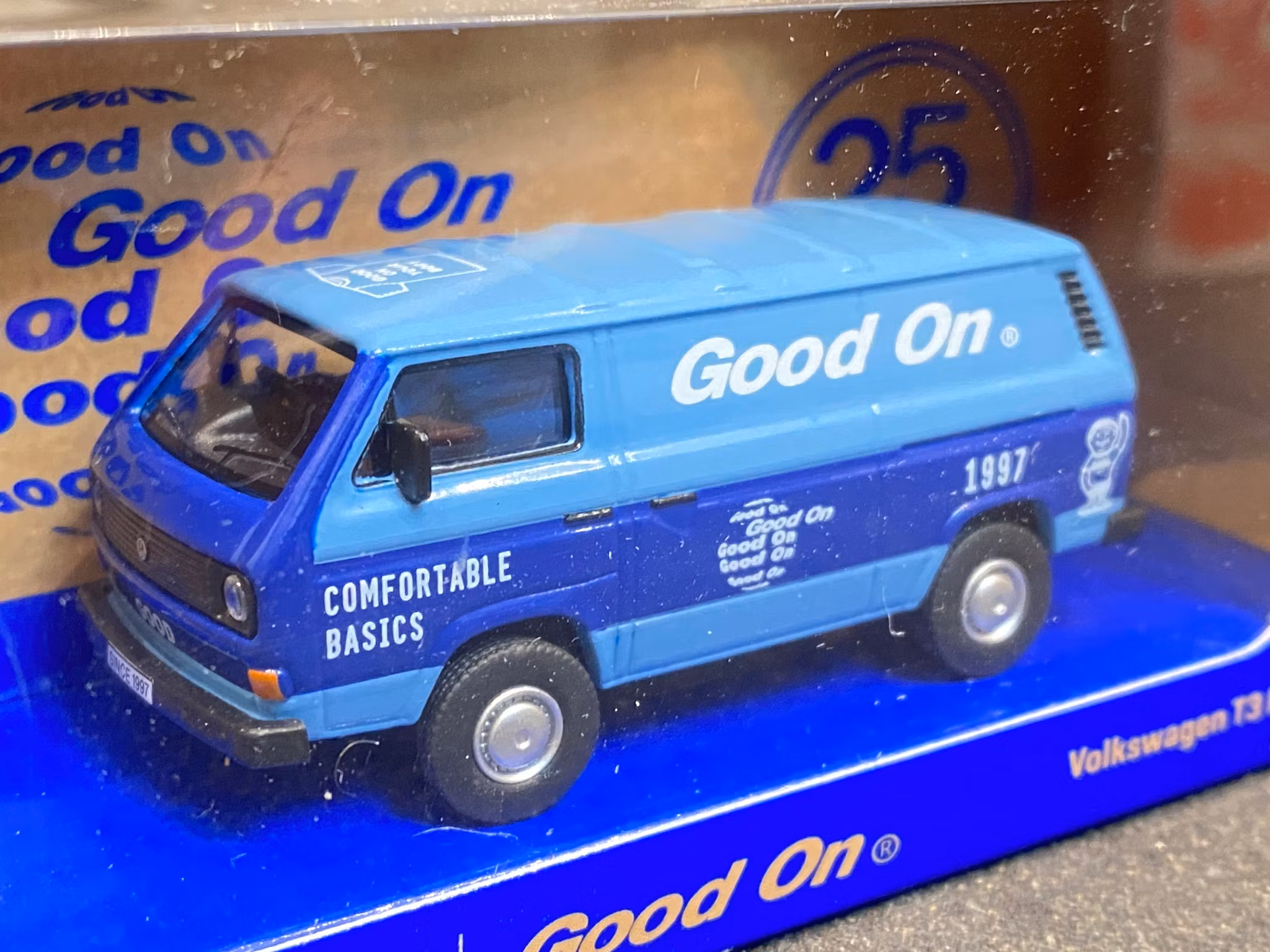 Skala 1/64 Volkswagen T3 Panel Van, Good On, Blå i 2 nyanser från Schuco