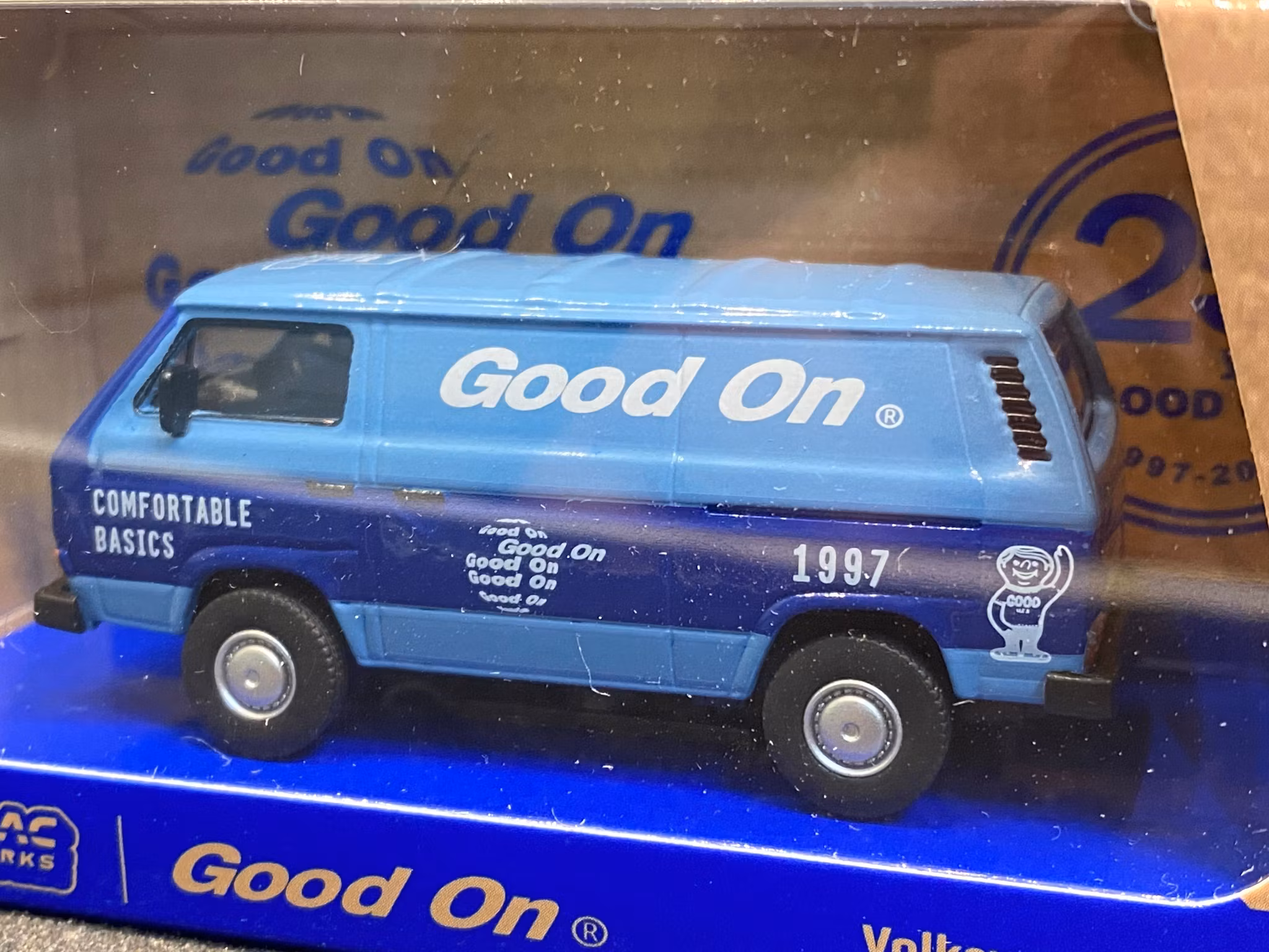 Skala 1/64 Volkswagen T3 Panel Van, Good On, Blå i 2 nyanser från Schuco