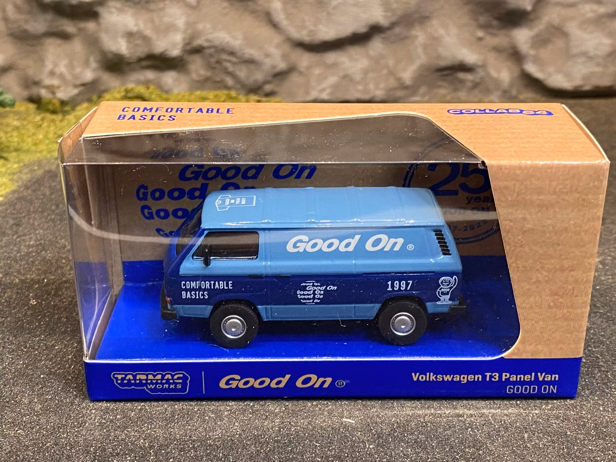 Skala 1/64 Volkswagen T3 Panel Van, Good On, Blå i 2 nyanser från Schuco