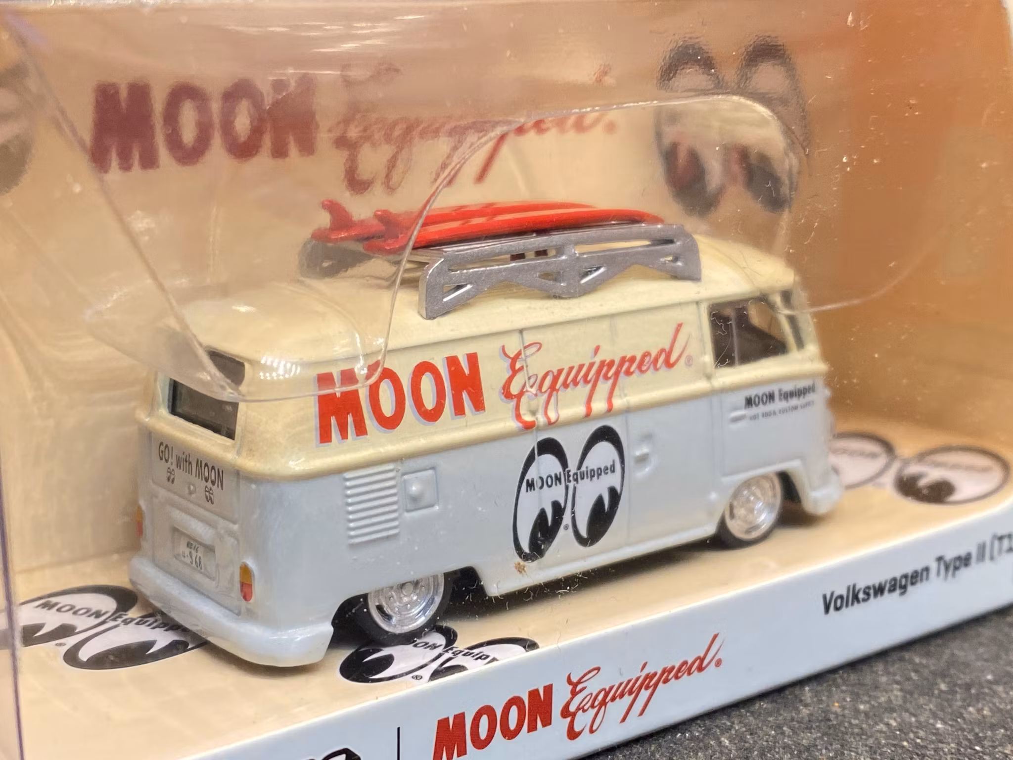 Skala 1/64 Volkswagen Type II (T1) Panel Van Mooneyes Equipped fr Tarmac Works