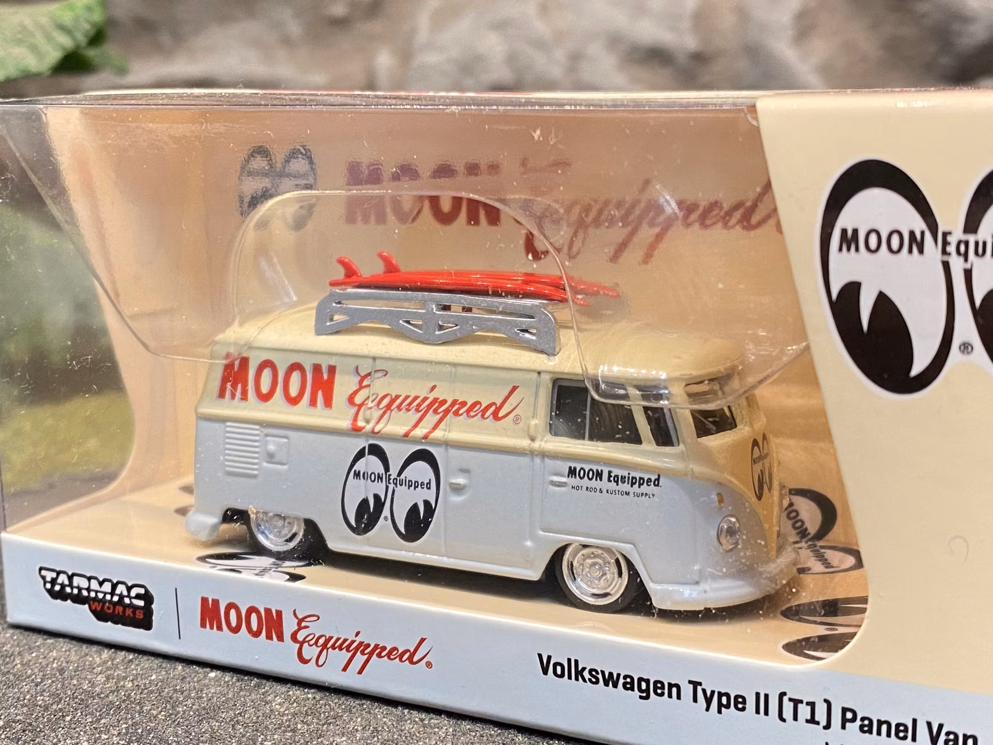 Skala 1/64 Volkswagen Type II (T1) Panel Van Mooneyes Equipped fr Tarmac Works