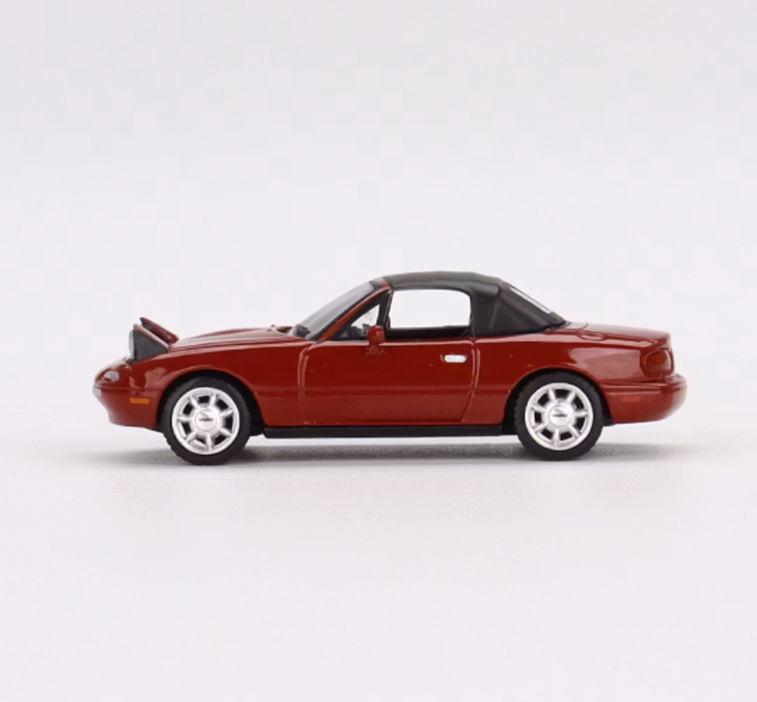 Skala 1/64 - Mazda Miata MX-5 (NA) röd, Uppfälld softtop & Ljus Vä styrd, fr MINI GT